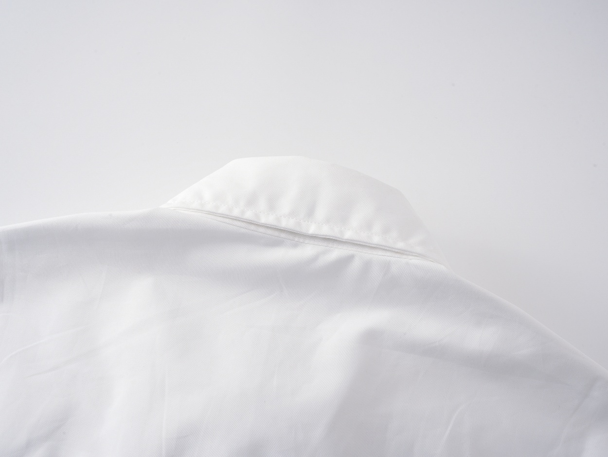 Balenciaga 印花字母ロゴ長袖シャツ - 快適さとエレガンスを兼ね備えた一枚