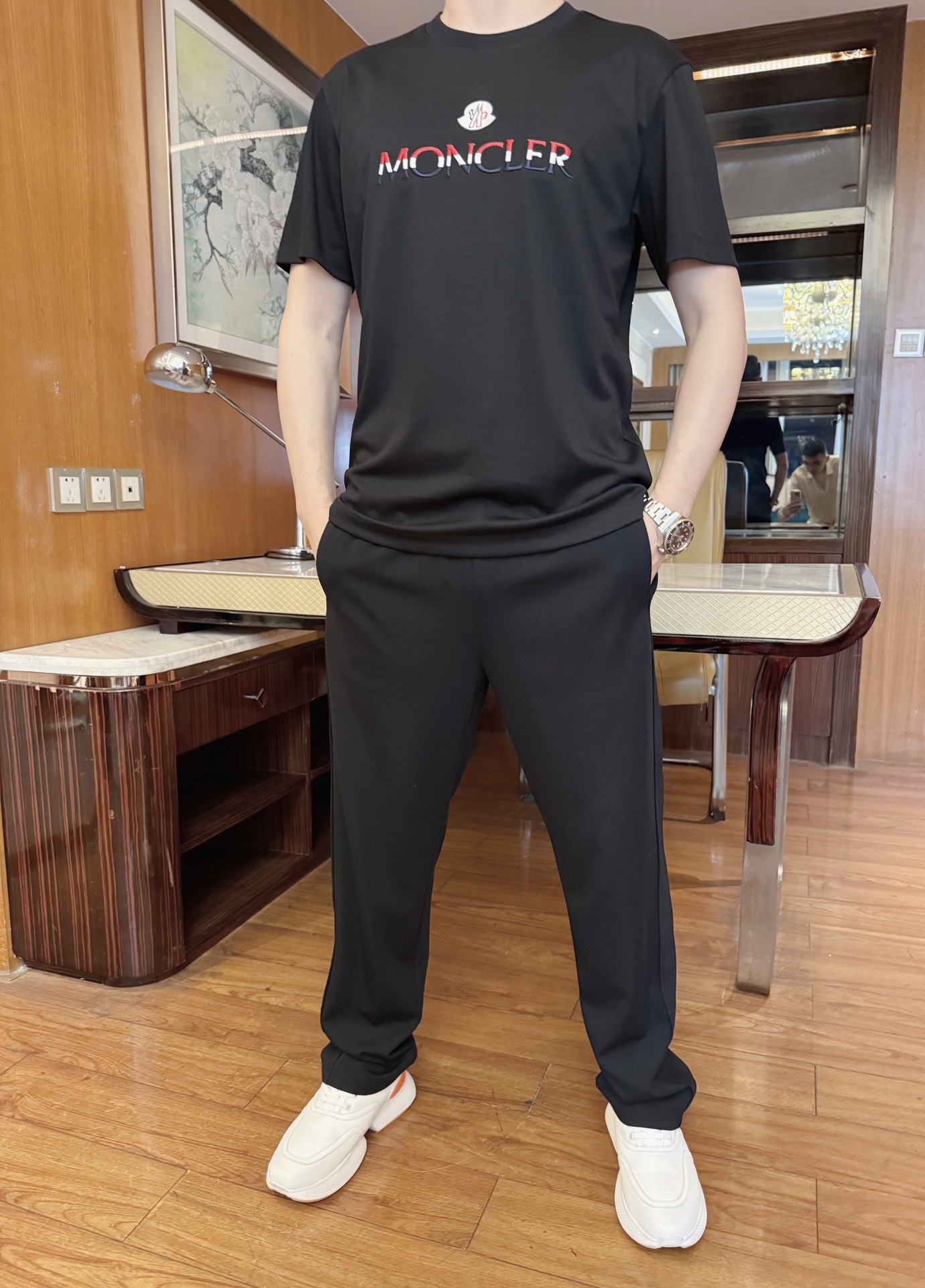 NO:137884,The latest T-shirt shipment in 2025 counters, hot-selling items in European and American counters!  Selected high-density precision cotton fabrics imported from Italy with the latest designs, the unique brand logo on the chest highlights the fashion, and the upper body effect can be seen. The number of codes is 48-56 (model 173/130 catties wears 48, with Hong Kong Lane Crawford gift box packaging), Moncler,tees, t-shirt,alexander wang19860909蒙口-2025专柜最新T恤出货 欧美专柜热销单品！精选意大利进口高密精棉面料搭配最新的设计,胸前的独特品牌logo彰显时尚 上身效果看得见.码数48-56（模特173/130斤穿48,配香港连卡佛礼盒包装）,,Moncler,tees，t-shirt,alexander wang,Men's clothing