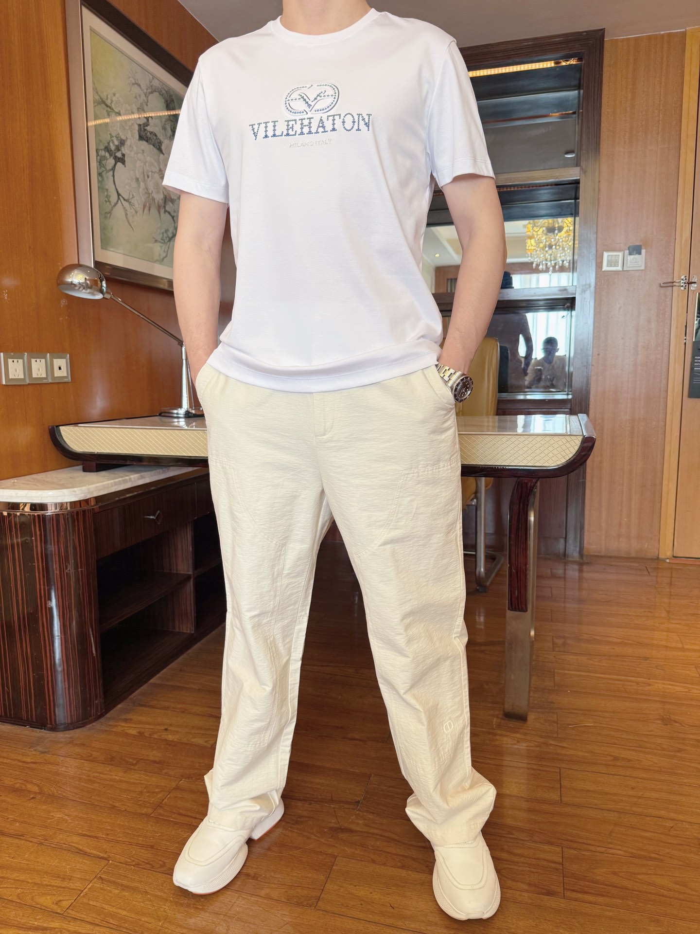 NO:137882,Valentino-2025 counter latest T-shirt shipment, hot-selling items in European and American counters!  Selected Italian imported modal cotton fabrics with the latest design, the unique brand logo on the chest highlights the fashion, and the upper body effect can be seen. The number of codes is 48-56 (model wears 173/130 catties, with 48-with Hong Kong Lane Crawford gift box packaging), valentino, tees, t-shirt, alexander wang19860909华伦天奴-2025专柜最新T恤出货 欧美专柜热销单品！精选意大利进口莫代尔棉面料搭配最新的设计,胸前的独特品牌logo彰显时尚 上身效果看得见.码数48-56（模特173/130斤穿48,配香港连卡佛礼盒包装）,,valentino,tees，t-shirt,alexander wang,Men's clothing