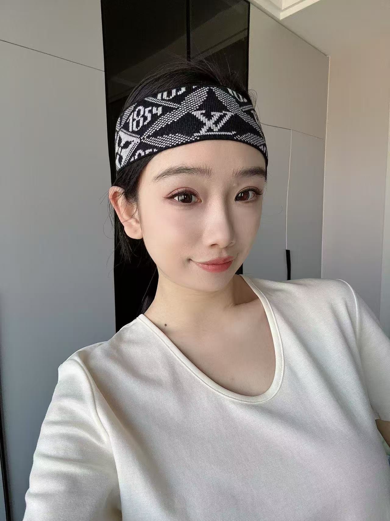 NO:227631,Louis Vuitton official website headband, fitness headband, styling headband!  It is suitable all year round. Whether it is exercise, fitness, travel or styling, it is the only fashion combination that is indispensable!  Having it is equivalent to adding a lot of color to yourself and showing your youthful vitality and temperament!  Hat Straw Hat Fisherman Hat Baseball Hat, Hats, louis vuitton,louis vuitton,espadrilles,hats19860909路易威登LouisVuitton官网发带,健身发带,造型发带！一年四季都适合哦、无论运动还是健身,出门旅游还是造型设计,都是唯一少不了的时尚搭配！拥有它,等于给自己增添许多色彩,更显青春活力与气质！帽子草帽渔夫帽棒球帽,帽子,louis vuitton,louis vuitton,espadrilles,hats,hat