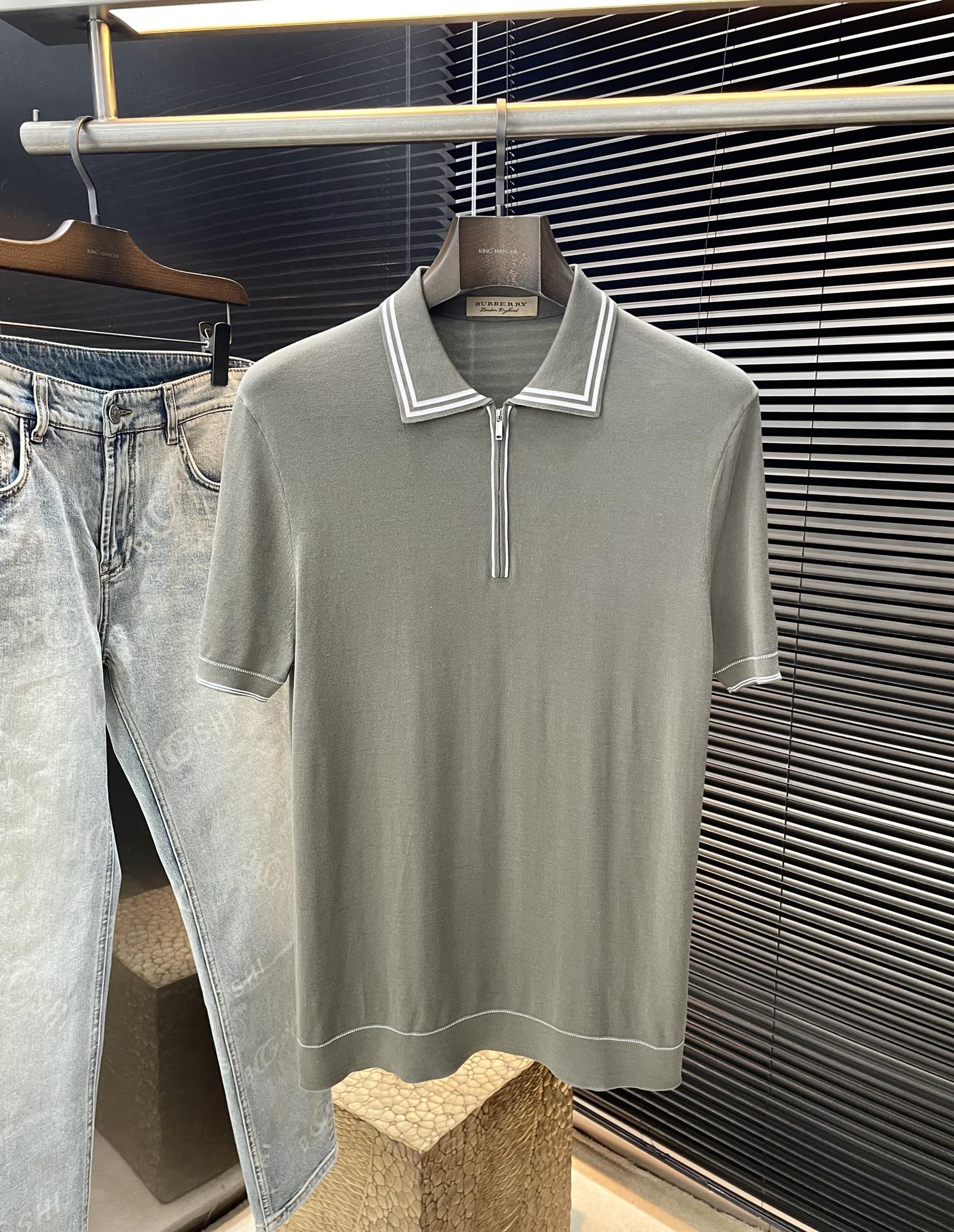 NO:138178,Burberry- (Burberry) The latest POLO short-sleeved sleeves in spring and summer 2025, using the latest polyester fiber fabric, which is resistant to washing and not easy to fade, has a soft feel and soft and comfortable composition. Classic design style, special customization, simple cutting method, reflecting the extraordinary craftsmanship of workers, full of high-end and fashionable feeling!  The style is quite good and casual and versatile. Size M-3XL, burberry, burberry, T-shirt, alexander wang19860909Burberry-（巴宝莉）2025春夏最新款POLO短袖,采用最新聚脂纤维面料,耐水洗不易掉色,手感柔软、成分柔软舒适 经典设计风格 特殊定制 简单的裁剪方式拼接,体现出工人不凡的工艺,高端时尚感十足！版型相当赞休闲百搭款.尺码M-3XL,,burberry,burberry,T-shirt,alexander wang,Men's clothing