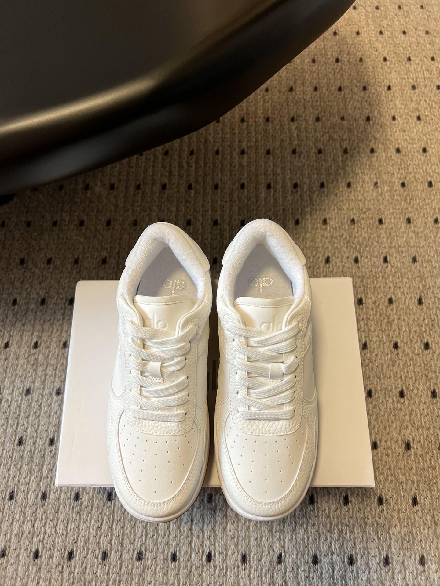 NO:246036,alo25ss spring and summer new color-blocking white shoes with thick sole comfortable and casual style alo understands girls better than Nike!  Super versatile!  And super comfortable!  It's a thick bottom but it's not heavy at all on the feet!  Very lightweight!  It looks better when putting on socks!  And it is recommended by celebrities. It is a model that increases your legs and makes your legs look thinner!  Super suitable for us small girls~ the shoes are also a classic color-blocking and contrasting design with the delicate leather texture on the upper!  !  Material cowhide, inner li sheep, outsole pure natural rubber outsole Size#35-40 (40 custom made without return or exchange), casual shoes/sports shoes, sneakers, cowhide19860909alo25ss 春夏新款 拼色小白鞋厚底舒适休闲款 alo比耐克更懂女生！上脚超级百搭！而且超级舒适！是厚底款但是上脚一点都不沉重！ 非常轻便！套上袜套搭配更好看！而且还是明星同款推荐～上脚增高显腿细！ 超级适合我们小个子女生～鞋子整体也是经典的拼色撞色设计搭配鞋面细腻的真皮纹路肌理感！！ 材质牛皮 内里羊里 大底纯天然橡胶大底 Size#35-40（40定制不退换）,休闲鞋/运动鞋,sneakers,cowhide,Women's Shoes