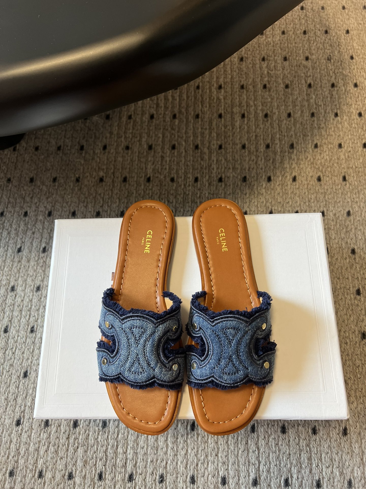 NO:262295,Purchase level CELIN* Serin Arc de Triomphe made of old flat slippers Simple and comfortable, clean and neat, the old denim is really beautiful Whether worn alone or with wide-leg pants, high street and retro, let’s make CELINE girls. The upper original denim is the inner lining original inner lining 11 size 35-40 (40.41 customization, no return or replacement), slippers, celine, slippers19860909代购级别CELIN* 塞林凯旋门做旧平底拖鞋 简单舒服,干净利落,做旧牛仔真的太美啦 无论是单穿还是搭配阔腿裤,高街又复古一起来做CELINE女孩 鞋面原版牛仔 内里原版内里 大底原版11 码数35-40（40.41定制不退不换）,拖鞋,celine,slippers,Women's Shoes