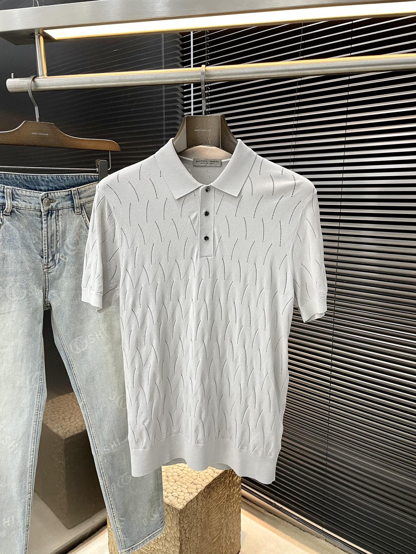 NO:138183,Bv-(Baodie Home) The latest POLO short-sleeved sleeves in spring and summer 2025, using the latest Yilit fabric, soft feel, soft and comfortable ingredients, classic design style, special customization, simple cutting method splicing, reflecting the extraordinary craftsmanship of workers, full of high-end fashion sense!  The style is quite good at casual and versatile. Size M-3XL, bottega veneta, bottega veneta, T-shirt, alexander wang19860909Bv-（葆蝶家）2025春夏最新款POLO短袖,采用最新伊力特面料 手感柔软、成分柔软舒适 经典设计风格 特殊定制 简单的裁剪方式拼接,体现出工人不凡的工艺,高端时尚感十足！版型相当赞休闲百搭款.尺码M-3XL,,bottega veneta,bottega veneta,T-shirt,alexander wang,Men's clothing