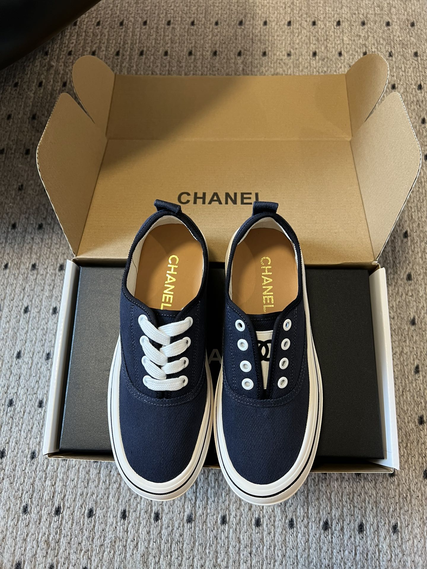 NO:249967,Purchase level Chanel 25ss hidden casual college style white shoes full of Vintage, mid-life replica model gets the small white shoes are suitable for spring and summer, black and white splicing is very Chanel. It is very retro college-like with socks. Full packaging is equipped with white airplane box, upper canvas, inner cowhide footbed Size: 35-40 (40 customization, no return and exchange), casual shoes/sports, chanel, sneakers, cowhide, socks19860909代购级 Chanel 25ss隐藏款休闲学院风小白鞋 Vintage感满满,中古复刻款get啦 小白鞋适配春夏,黑白拼接就很Chanel.配合袜子就很复古学院的感觉.全套包装配白色飞机盒 鞋面帆布 内里牛皮垫脚 Size:35-40（40定制不退换）,休闲鞋/运动鞋,chanel,sneakers,cowhide,socks,Women's Shoes