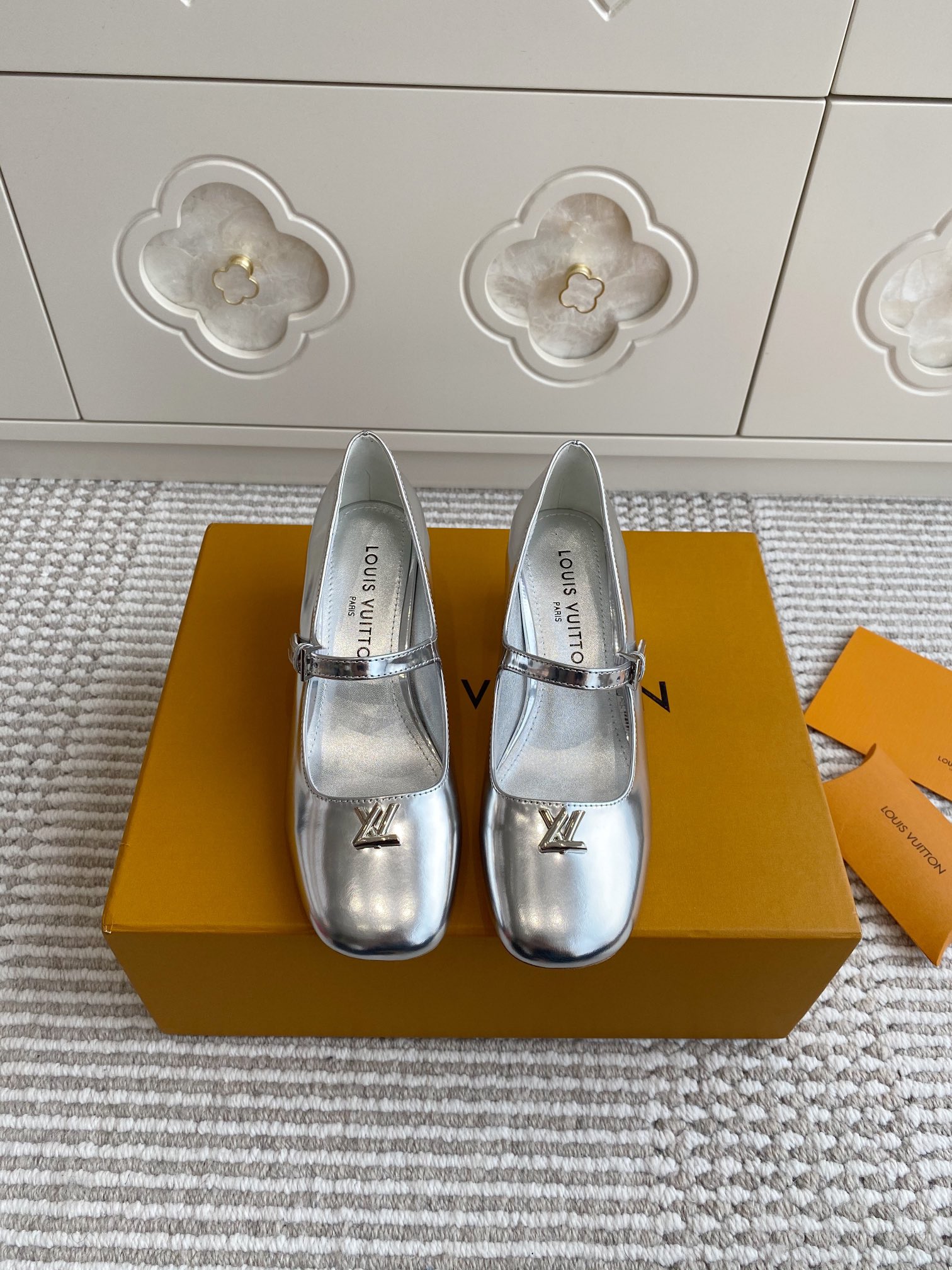 NO:403245,Sandals, empty, single shoes/Mary Zhen, Louis L Donkey Swing, full series, square toe thick heel sandals, empty sandals, single shoes, Mary Zhen, top quality, this Swing high heel makes the soft and elegant design implicitly reveal a retro atmosphere. The slender buckle laces establish recognition, and the V-shaped hollow square heel and metal texture complement each other. LV Twist decorative greeting The exquisite lock of the Twist handbag adds the finishing touch to the upper. Imported cowhide leather/cow patent leather/presbyterian/three-color printing/mirror cowhide sheepskin inner, imported genuine leather outsole sandals 5.5cm (3.5cm·9cm) Rear/single shoes 5.5cm (3.5cm·9cm)  size35-39 (34.40.41 custom made without return or exchange), sandals and single shoes, louis vuitton, louis vuitton, stuart weitzman, louis vuitton, sandals, mary jane, high heels, cowhide, sheepskin, Leather soles19860909批凉鞋 后空 单鞋/玛丽珍 Louis L驴家Swing 全系列·方头粗跟凉鞋·后空凉鞋·单鞋·玛丽珍 顶级品质 本款 Swing 高跟鞋令柔婉设计含蓄流露复古气息.纤细搭扣鞋带树立辨识度,V 形镂空方跟与金属质感内里互为映衬.LV Twist 装饰致意 Twist 手袋的考究锁扣,于鞋面处增添点睛之笔. 鞋面进口牛皮/牛漆皮/老花/三彩印花/镜面牛皮 羊皮内里 进口真皮大底 凉鞋5.5cm（陆续出3.5cm·9cm） 后空/单鞋5.5cm（陆续出平底·3.5cm·9cm） size35-39（34.40.41定做不退换）,凉鞋单鞋,louis vuitton,louis vuitton,louis vuitton,stuart weitzman,louis vuitton,sandals,mary jane,high heels,cowhide,sheepskin,Leather soles,Women's Shoes