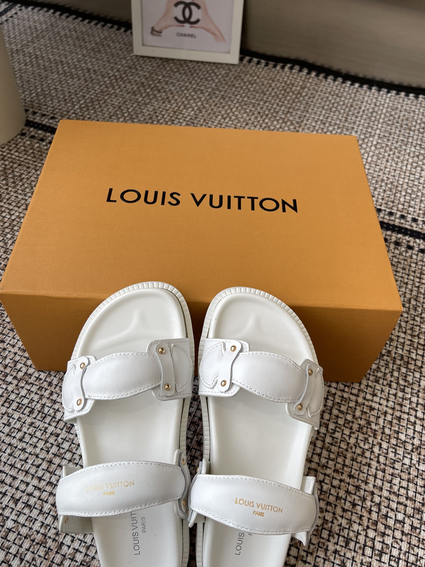 260💰LV2025春夏新款拖鞋 满满的沙滩风情 原版开模LV金属logo装饰鞋面牛皮 定制进口提花布料/原版老花皮料  水染羊皮内里三层组合大底 (水台+耐磨绒+橡胶底)
码数：35-46（男45 46定做）