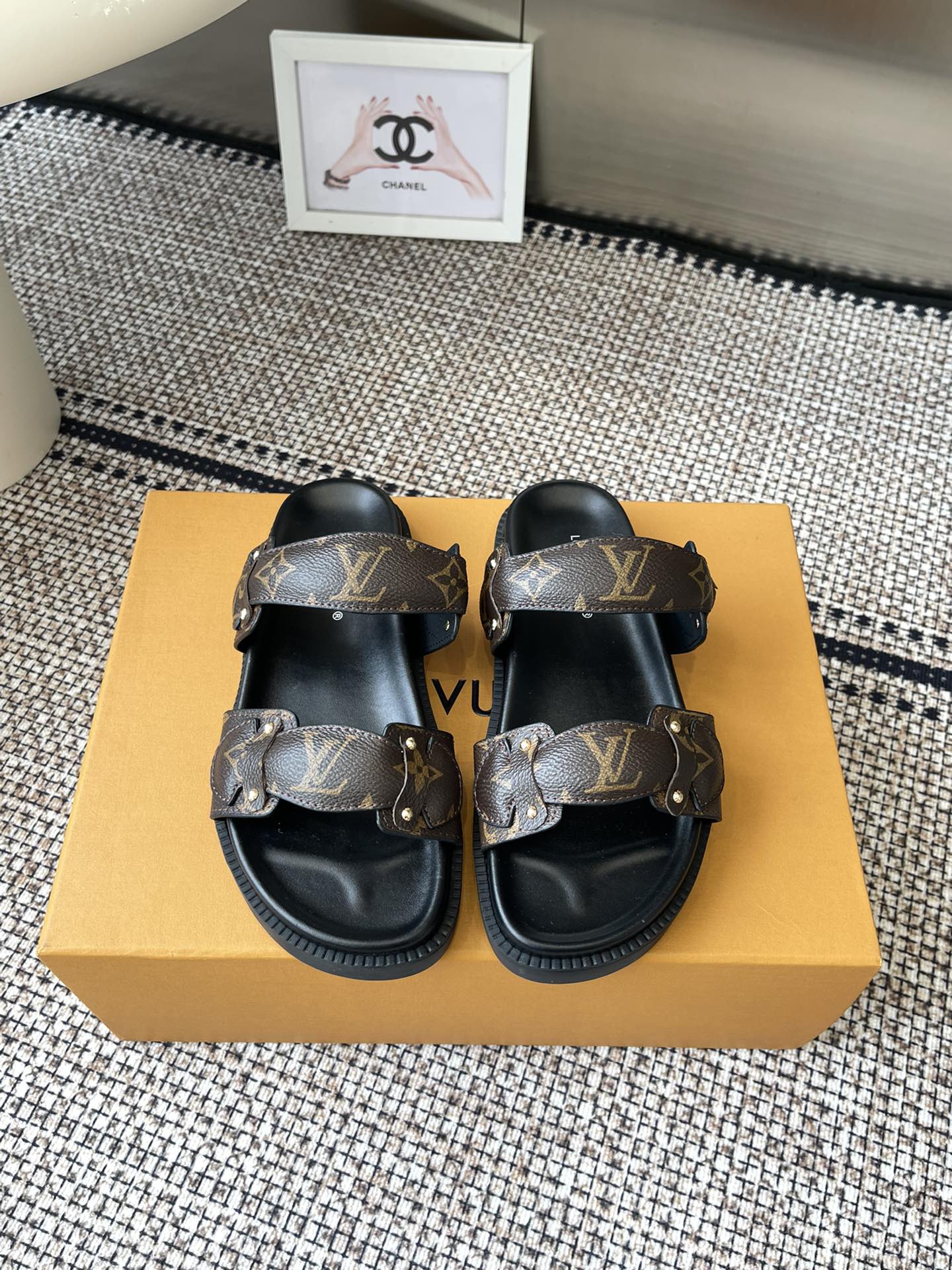 NO:409558,LV2025 spring and summer new slippers, full of beach style, original molded LV metal logo decorative upper cowhide, custom imported jacquard fabric/original presbyterian leather, water-dyed sheepskin inner three-layer combination sole (water table + wear-resistant velvet + rubber sole) Size 35-46 (customized for men 45 46), slippers sandals, louis vuitton, sandals, slippers, cowhide, sheepskin19860909LV2025春夏新款拖鞋 满满的沙滩风情 原版开模LV金属logo装饰鞋面牛皮 定制进口提花布料/原版老花皮料 水染羊皮内里三层组合大底 (水台+耐磨绒+橡胶底) 码数35-46（男45 46定做）,拖鞋凉鞋,louis vuitton,sandals,slippers,cowhide,sheepskin,Women's Shoes