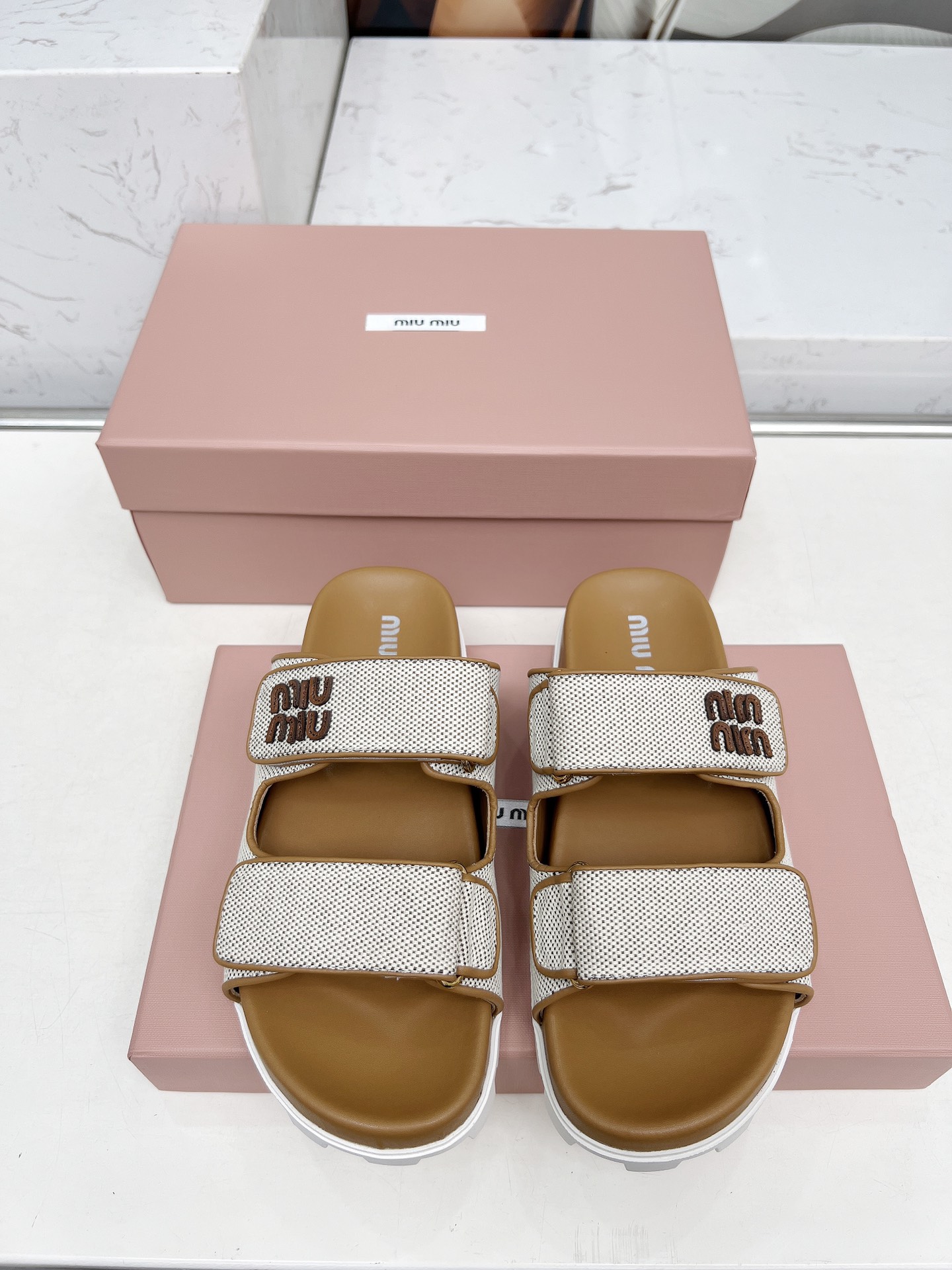 NO:249124,Miu/m25 latest popular small-scented flat-soled slippers European and American celebrities celebrities celebrity girl big love style, monochrome fluffy and soft skin-friendly and soft spring must-haves rich in fashion elements, upper appearance, plus MIUIMIUI letter buckle electric embroidery full of noble sense, wear it can always show the feminine fashion charm, fashionable but not overly ostentatious original version 1:1 development and sale of all versions of the market, imported fabric, imported sheepskin, soles imported, anti-slip, wear-resistant rubber sole, standard code 35-41, slippers, miumiu, slippers, sheepskin19860909miu/m25最新爆款小香风格平底拖鞋 欧美名媛 明星 网红girl 大爱款 ,单色蓬松柔软 亲肤柔软春季必备款 富有时尚元素,鞋面外表 加上MIUIMIUI字母扣电绣贵气感十足 穿上它总能展现女性时尚韵味 时尚却不过分张扬原版1:1开发秒杀市场一切版本 面料进口羊皮 内里进口羊皮 鞋底防滑耐磨橡胶底 标准码35-41,拖鞋,miumiu,slippers,sheepskin,Women's Shoes