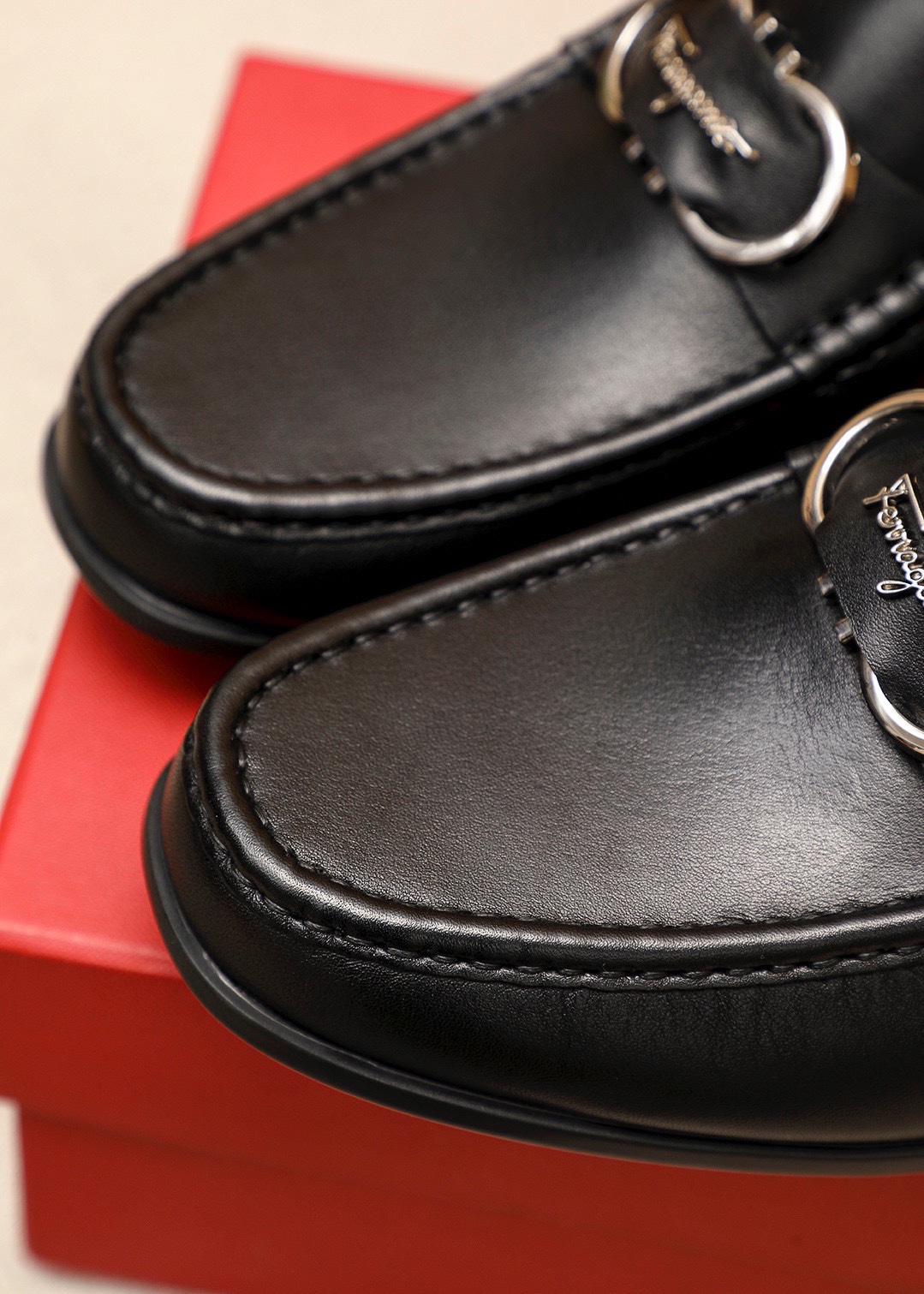 Salvatore Ferragamo Men's Leather Loafers with Buckle - Stylish and Comfortable 9 i1744425205 1496 7