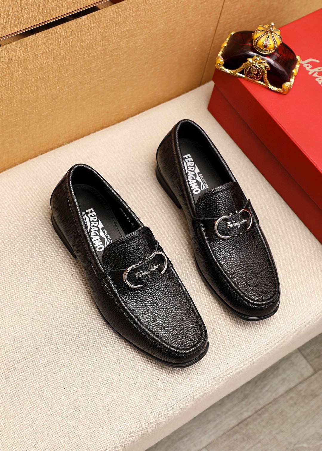 Ferragamo Men's Black Leather Loafers Classic Style Shoes Size 38-44 1 Ferragamo Men's Black Leather Loafers Classic Style Shoes Size 38-44