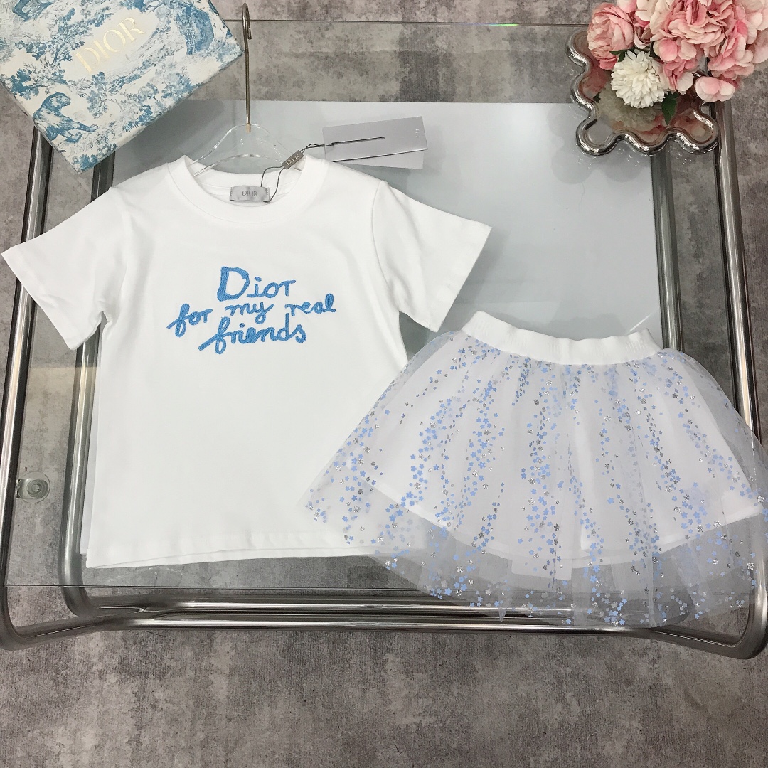 NO:211705,[Spot delivery] DIO* Limited series Pure cotton T-shirt mesh pleated skirt Pure cotton texture Soft and delicate exquisite style Original 1:1 created 240G grams heavy fabric ~ The iconic logo on the chest embroidery with sequins embellished mesh stitching puffed garland skirt, the inner anti-silk inner layer shows playful and cute, soft and comfortable, skin-friendly and not tied, the upper body effect is excellent A must-have artifact for the princess ~ size size-120-130-140-150 [CM] Counter packaging 70, clothes, dior, skirts, tees, t-shirt, real silk, silk fabric,19860909【现货发】   DIO* 限定系列 纯棉T恤网纱百褶裙 纯棉质地 柔软细腻 精致款 原版1:1打造 240G克重面料打造～胸前刺绣标志性logo搭配亮片点缀网纱拼接蓬蓬纱裙,内里防真丝绸缎内搭 尽显俏皮跟可爱 柔顺舒适 亲肤不扎 上身效果极好 公主的必备神器～  size尺码--120-130-140-150【CM】 专柜包装70,衣服,dior,skirts,tees，t-shirt,real silk,silk fabric,,Children's