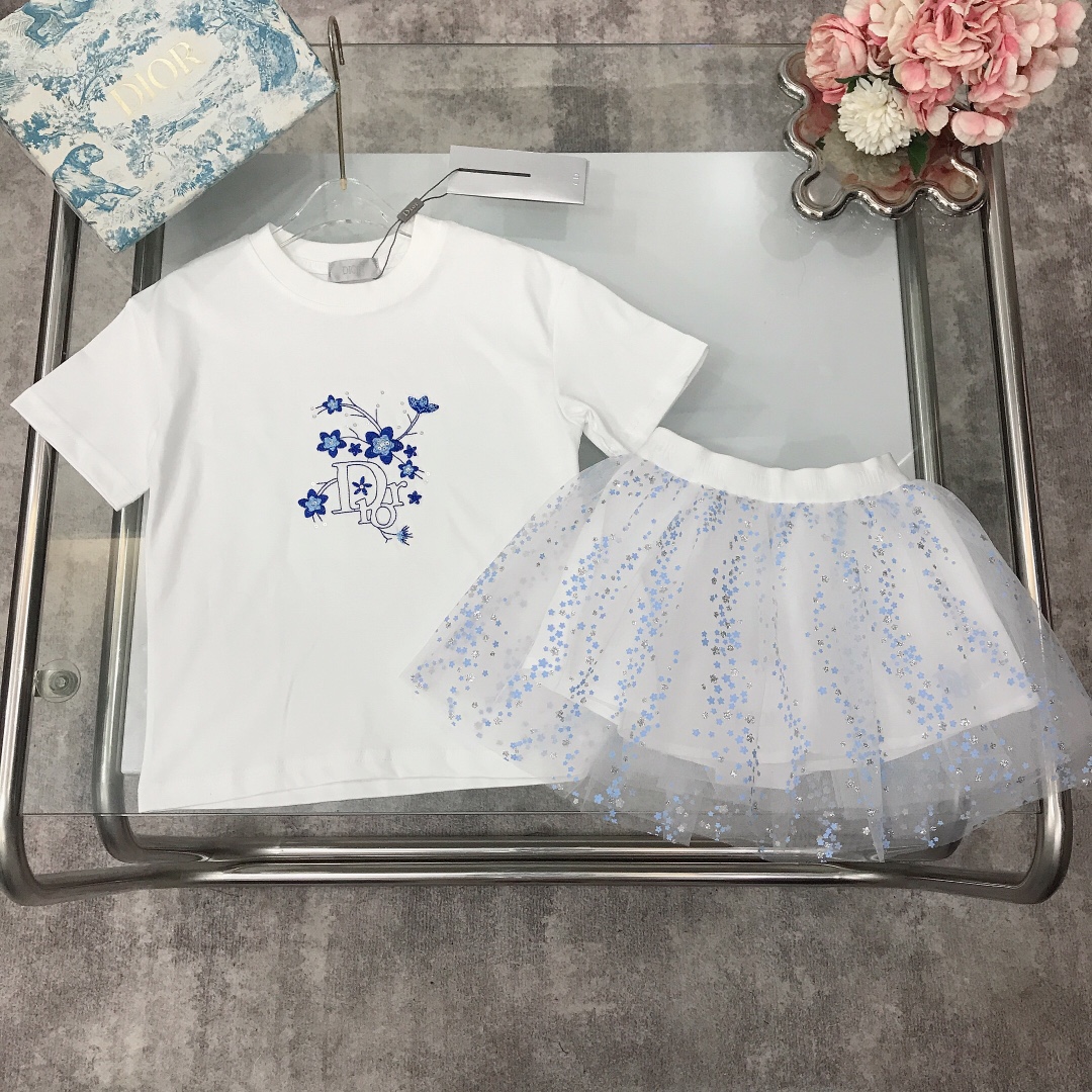 NO:211709,[Spot delivery] DIO* Limited series Sequin flower pure cotton T-shirt mesh pleated skirt Pure cotton texture Soft and delicate exquisite style Original 1:1 created 240G grams heavy fabric ~ The iconic logo on the chest embroidery with sequin embellished mesh stitching puffy garland skirt, the inner anti-silk inner layer shows playful and cuteness, soft and comfortable, skin-friendly and not tied, the upper body effect is excellent A must-have artifact for the princess ~ size size--120-130-140-150 [CM] Counter packaging 70, clothes, dior, skirts, tees, t-shirt, real silk, silk fabric,19860909【现货发】   DIO* 限定系列 亮片花朵纯棉T恤网纱百褶裙 纯棉质地 柔软细腻 精致款 原版1:1打造 240G克重面料打造～胸前刺绣标志性logo搭配亮片点缀网纱拼接蓬蓬纱裙,内里防真丝绸缎内搭 尽显俏皮跟可爱 柔顺舒适 亲肤不扎 上身效果极好 公主的必备神器～  size尺码--120-130-140-150【CM】 专柜包装70,衣服,dior,skirts,tees，t-shirt,real silk,silk fabric,,Children's