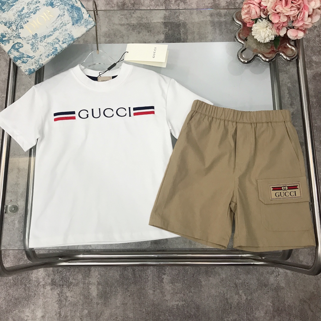 NO:211577,[Spot shipment] GUCC*~ Limited series [Embroidered round neck short sleeve ultra-thin soft shorts] soft and delicate style. Three-dimensional embroidered logo design on the chest with ultra-thin ice silk shorts and double GG logo logo showing elegance and handsomeness. Soft and comfortable, skin-friendly and not tied. The upper body effect is excellent. Size size--120-130-140-150 [CM] Counter packaging 70, clothes, gucci, shorts, T-shirt,19860909【现货发】   GUCC*～限定系列【刺绣圆领短袖超薄柔软短裤】柔软细腻 精致款 胸前立体刺绣logo设计搭配超薄冰丝感短裤搭配双GG章标logo 尽显优雅跟帅气 柔顺舒适 亲肤不扎 上身效果极好  size尺码--120-130-140-150【CM】 专柜包装70,衣服,gucci,shorts,T-shirt,,Children's
