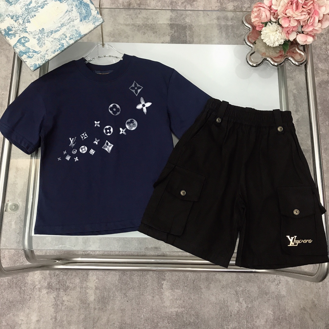 NO:211532,【Spot shipment】 LOUI* & VUITTO* Limited series [Pure cotton short-sleeved heavy-industrial multi-pocket denim shorts] Pure cotton texture, soft and delicate, exquisite style, classic presbyterian print on the chest, large logo print design behind the T-shirt chest, heavy-industrial creates denim shorts, multi-pocket elements with hardware buckles, elegant and handsome, soft and comfortable, skin-friendly, excellent upper body effect, color navy blue, size--120-130-140-150 [CM] Counter packaging 70, clothes, louis vuitton, shorts, T-shirt, tees, t-shirt,19860909【现货发】   LOUI* & VUITTO* 限定系列【纯棉短袖重工多口袋牛仔短裤】纯棉质地 柔软细腻 精致款 T恤胸前经典老花印花背后大logo印花设计,重工打造牛仔短裤 多口袋元素搭配五金扣 尽显优雅跟帅气 柔顺舒适 亲肤不扎 上身效果极好 颜色藏蓝色  size尺码--120-130-140-150【CM】 专柜包装70,衣服,louis vuitton,shorts,T-shirt,tees，t-shirt,,Children's