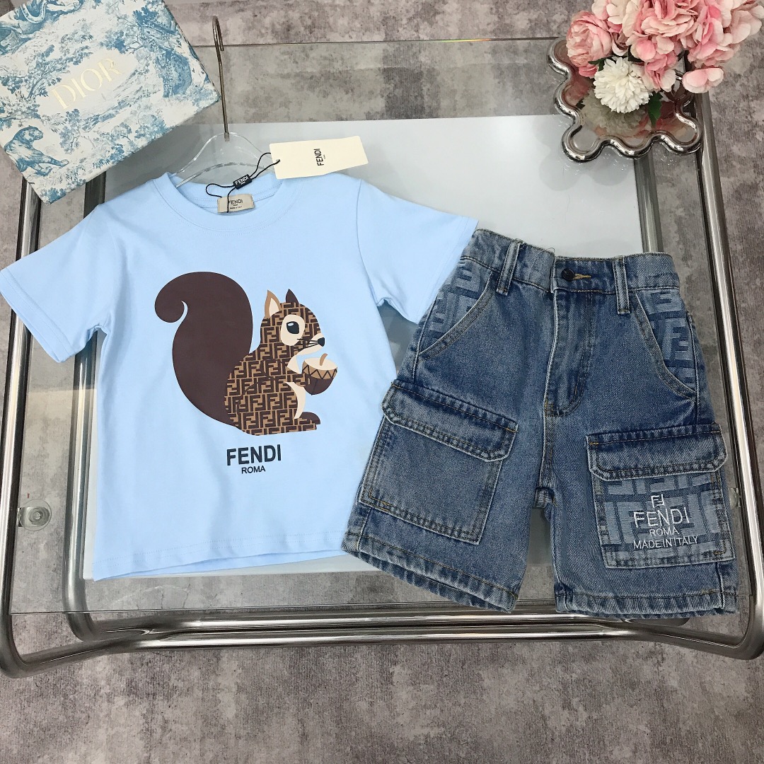 NO:211525,[Spot delivery] FEND* Limited series Pure cotton short-sleeved heavy-industrial multi-pocket denim shorts Pure cotton texture soft and delicate exquisite style Original 1:1 created, 240G weight created~Matched with squirrel double FF print design on the chest Heavy-industrial denim shorts Unique splicing elements Double FF letter pocket splicing, showing elegance and handsomeness, soft and comfortable, skin-friendly and not tied, excellent upper body effect, light blue color Apricot size--120-130-140-150 [CM] Counter packaging 70, clothes, fendi, shorts, T-shirt,19860909【现货发】   FEND* 限定系列 纯棉短袖重工多口袋牛仔短裤 纯棉质地 柔软细腻 精致款 原版1:1打造 克重240G打造～胸前搭配松鼠双FF印花设计 重工打造牛仔短裤 独特拼接元素双FF字母口袋拼接 尽显优雅跟帅气 柔顺舒适 亲肤不扎 上身效果极好 颜色浅蓝色 杏色  size尺码--120-130-140-150【CM】 专柜包装70,衣服,fendi,shorts,T-shirt,,Children's