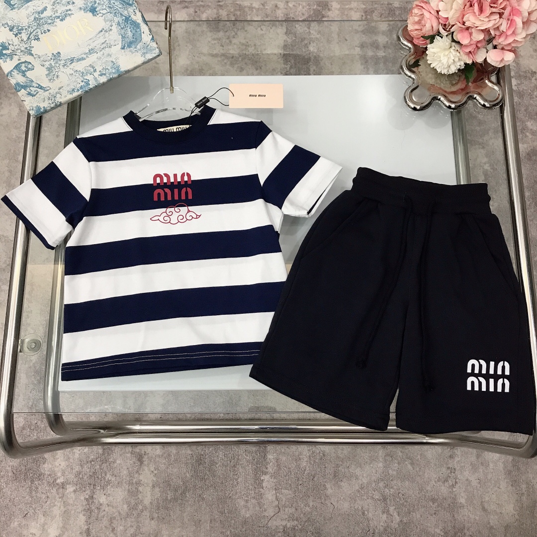 NO:211583,【Spot shipment】 MIUMIU【Printed striped short sleeve ultra-thin wool cotton shorts】 soft and delicate exquisite style, chest printed logo design with thin shorts and classic MIU logo, soft and comfortable, skin-friendly and not tied, excellent upper body effect size--120-130-140-150【CM】 Counter packaging 70, clothes, miumiu, shorts, T-shirt,19860909【现货发】   MIUMIU【印花条纹短袖超薄毛圈棉短裤】柔软细腻 精致款 胸前印花logo设计搭配薄款短裤搭配经典MIU章标logo 柔顺舒适 亲肤不扎 上身效果极好  size尺码--120-130-140-150【CM】 专柜包装70,衣服,miumiu,shorts,T-shirt,,Children's
