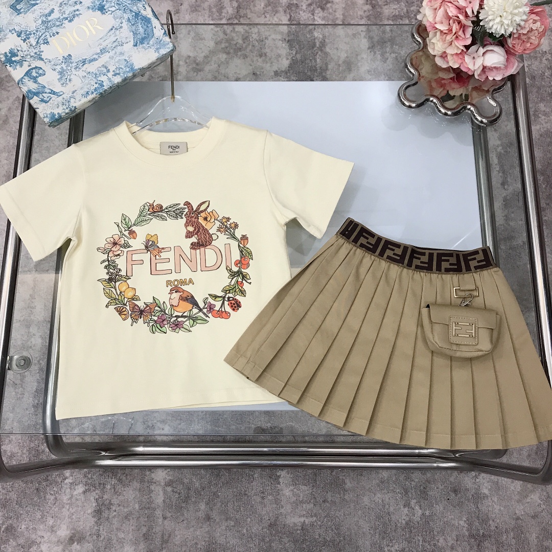 NO:211561,[Spot shipment] FEND* Limited series Pure cotton T-shirt pleated skirt Pure cotton texture Soft and delicate exquisite style Original 1:1 created 240G grams of heavy fabric ~ The chest is matched with the iconic logo print and the oblique cotton pleated skirt small card bag design, showing playful and cute, soft and comfortable, skin-friendly and not tied, the upper body effect is excellent A must-have artifact for the princess ~ size size--120-130-140-150 [CM] Counter packaging 70, clothes, fendi, skirts, tees, t-shirt,19860909【现货发】   FEND* 限定系列 纯棉T恤百褶裙 纯棉质地 柔软细腻 精致款 原版1:1打造 240G克重面料打造～胸前搭配标志性logo印花搭配斜织纯棉百褶裙小卡包设计 尽显俏皮跟可爱 柔顺舒适 亲肤不扎 上身效果极好 公主的必备神器～  size尺码--120-130-140-150【CM】 专柜包装70,衣服,fendi,skirts,tees，t-shirt,,Children's