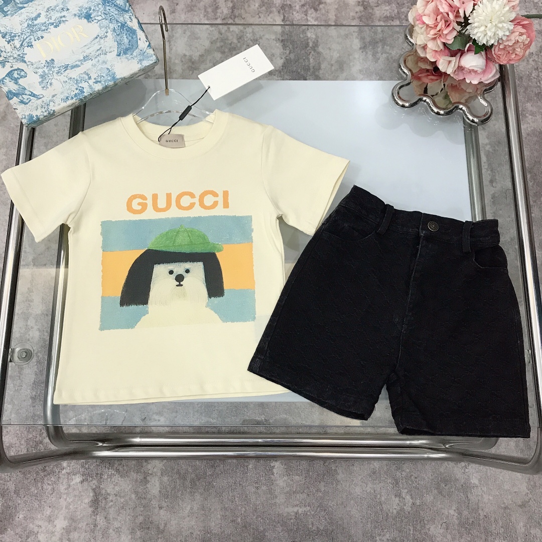NO:211564,[Spot delivery] GUCC* Set Painted Printed LOGO Short-sleeved Denim Jacquard Shorts Definitely Dyeed Cotton Double Yarn Precision Cotton ~ 240G GT Heavy Pure Cotton Fabric T-shirt Cotton Jointly Branded Puppy T-shirt Jacquard Double GG Denim Shorts Original Hardware Button Replica Logo Selected High-quality Customized Cotton Fabric Soft and Comfort Simple and Fashionable Craftsmanship Super High Quality Super Stylish and Beautiful Size--120-130-140-150 [CM] Full Packaging 10, Clothes, gucci, shorts, T-shirt, tees, t-shirt,19860909【现货发】   GUCC* 套装 彩绘印花LOGO短袖牛仔提花短裤 定织定染全棉双纱精密棉～240G克重纯棉面料 T恤联名小狗狗T恤提花双GG牛仔短裤 原版五金纽扣复刻logo 甄选高级定制棉面料打造 柔软舒适 简约时尚 工艺叠加 看得见的高品质 超级有型又好看  size--120-130-140-150【CM】 全套包装10,衣服,gucci,shorts,T-shirt,tees，t-shirt,,Children's