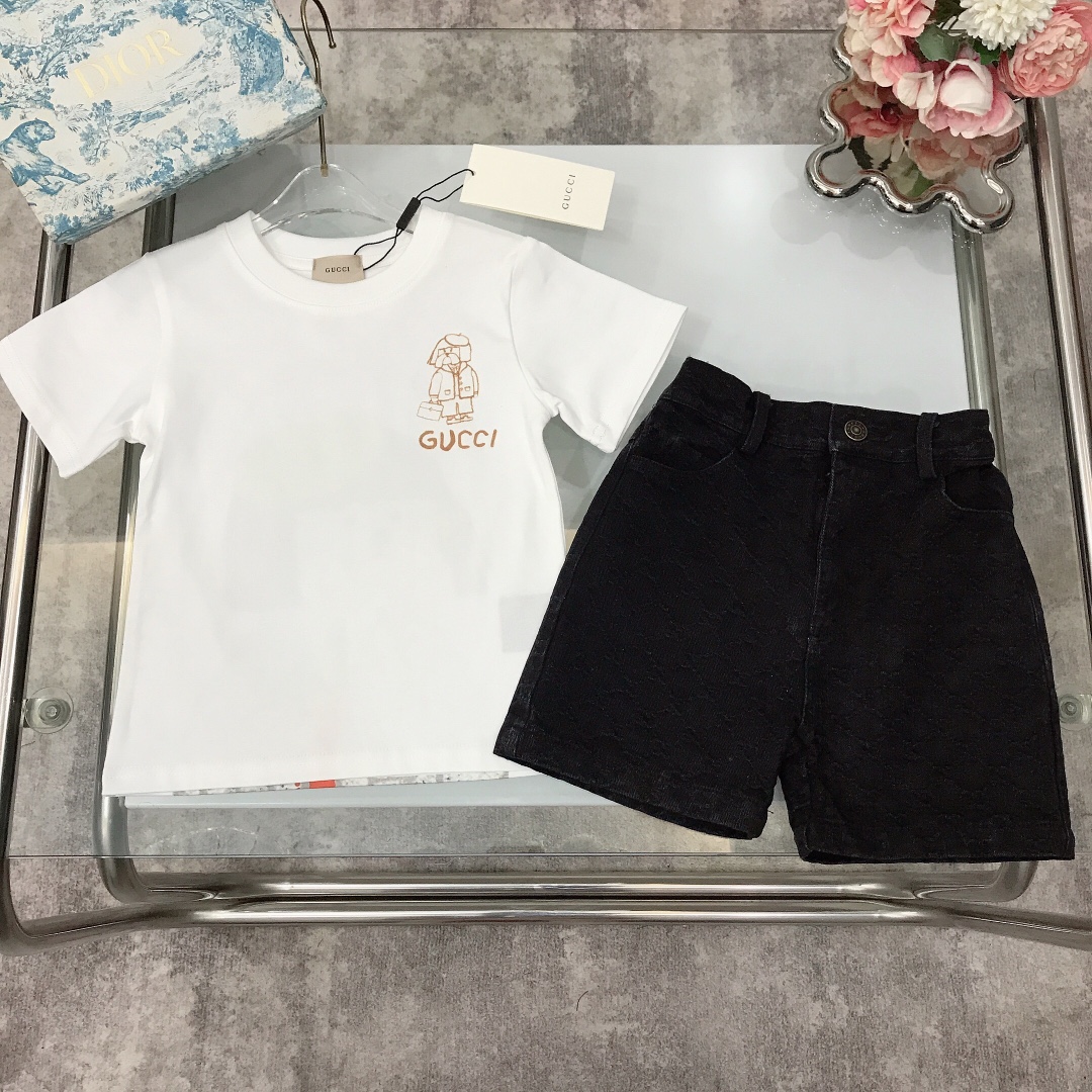 NO:211571,[Spot delivery] GUCC* Set Painted Printed LOGO Short-sleeved Denim Jacquard Shorts Sides of Front and Back, Definitely Weaving and Dyeing Cotton Double Yarn Precision Cotton ~ 240G GT Heavy Pure Cotton Fabric T-shirt Cotton Jointly Branded Puppy T-shirt Jacquard Double GG Denim Shorts Original Hardware Button Replica Logo Selected High-quality Customized Cotton Fabric Soft and Comfort Simple and Fashionable Craftsmanship Super High Quality Super Stylish and Beautiful Size--120-130-140-150 [CM] Full Packaging 10, Clothes, gucci, shorts, T-shirt, t-shirt,19860909【现货发】   GUCC* 套装 前后两面彩绘印花LOGO短袖牛仔提花短裤 定织定染全棉双纱精密棉～240G克重纯棉面料 T恤联名小狗狗T恤提花双GG牛仔短裤 原版五金纽扣复刻logo 甄选高级定制棉面料打造 柔软舒适 简约时尚 工艺叠加 看得见的高品质 超级有型又好看  size--120-130-140-150【CM】 全套包装10,衣服,gucci,shorts,T-shirt,tees，t-shirt,,Children's