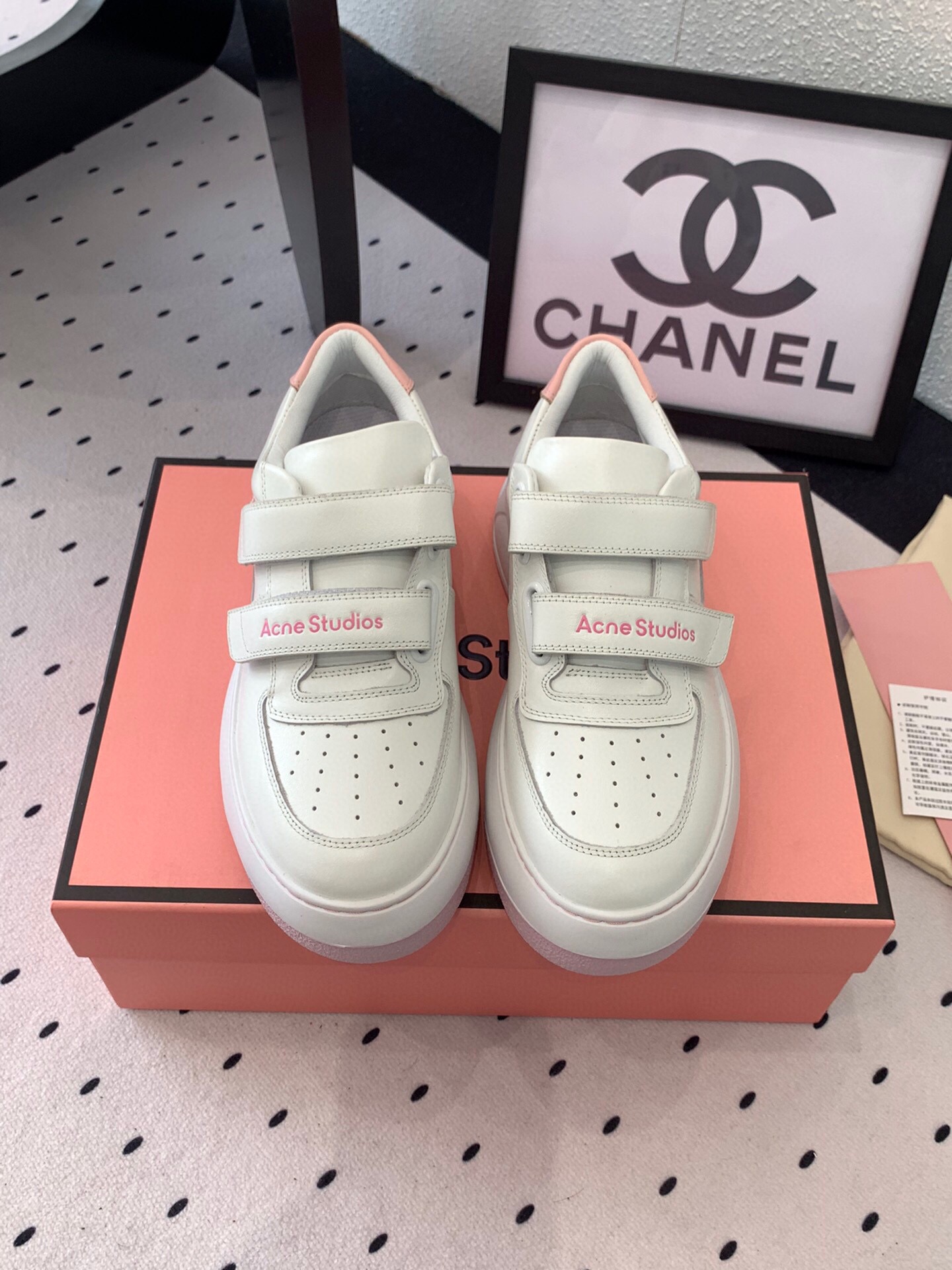 NO:247596,Acne Studios new Velcro white shoes Ma Sichun same thick-soled white shoes, cute and cute, convenient and comfortable to put on and take off, imported top-layer leather upper, breathable net inner, original mold open sole Size: 35-40, casual shoes/sports shoes, acne studios, dior, sneakers19860909Acne Studios新款魔术贴小白鞋马思纯同款厚底小白鞋 呆萌又可爱 穿脱方便舒适 进口头层皮鞋面 透气网内里 原版开模大底 Size: 35-40,休闲鞋/运动鞋,acne studios,dior,sneakers,Women's Shoes