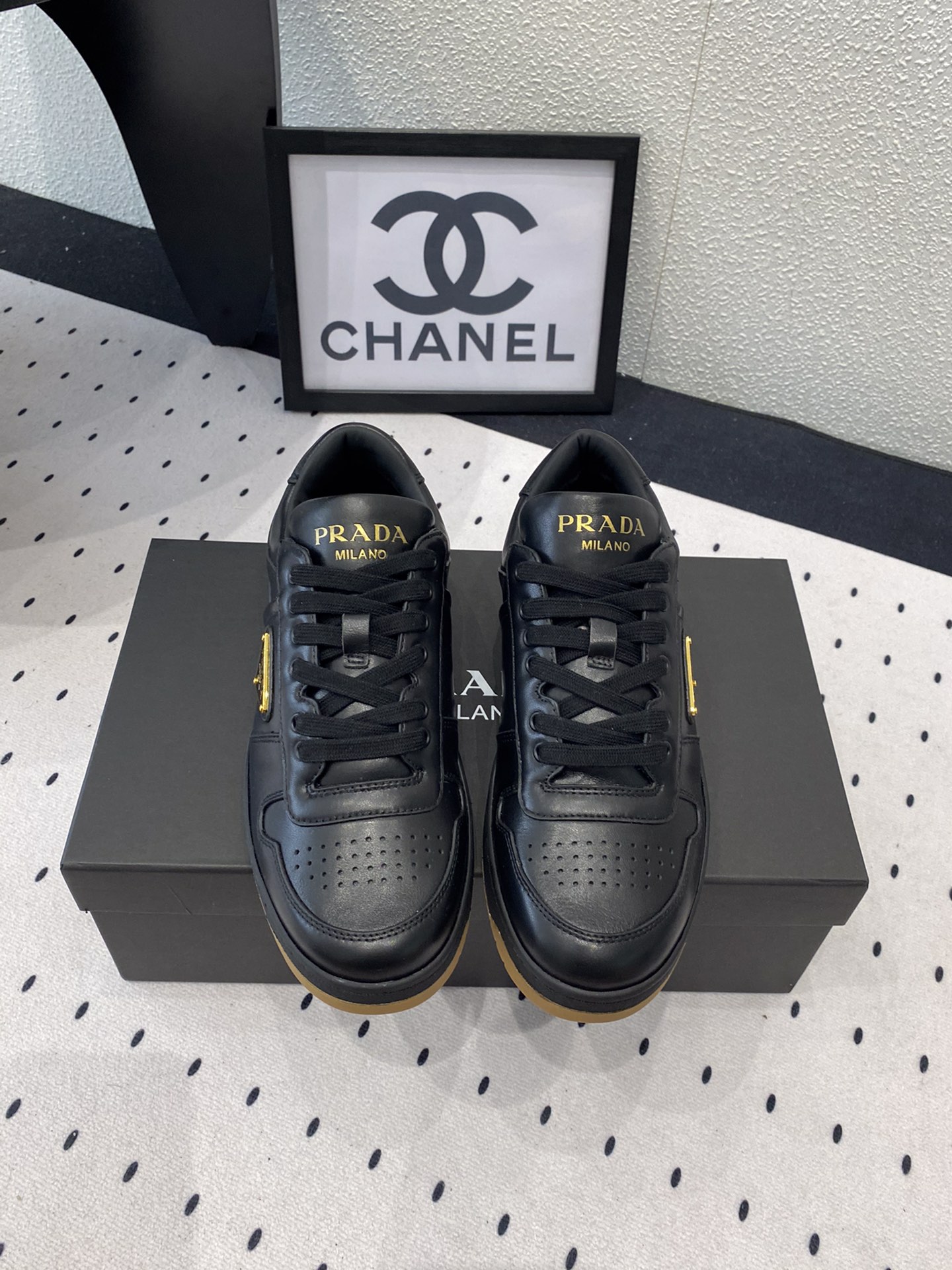 NO:247603,Men's Size 10 Prada New Couple Casual Shoes Top Original 1:1 Version Compare any version of the market Imported cowhide open bead upper Original hardware buckle Cowhide inner footbed Original TPU outsole Size: 35-45, casual shoes/sports shoes, prada, sneakers, cowhide19860909男码10 Prada新款情侣休闲鞋 顶级原版1:1版本 可对比市场任意版本 进口牛皮开边珠鞋面 原版五金扣 牛皮内里垫脚 原版TPU大底 Size: 35-45,休闲鞋/运动鞋,prada,sneakers,cowhide,Women's Shoes