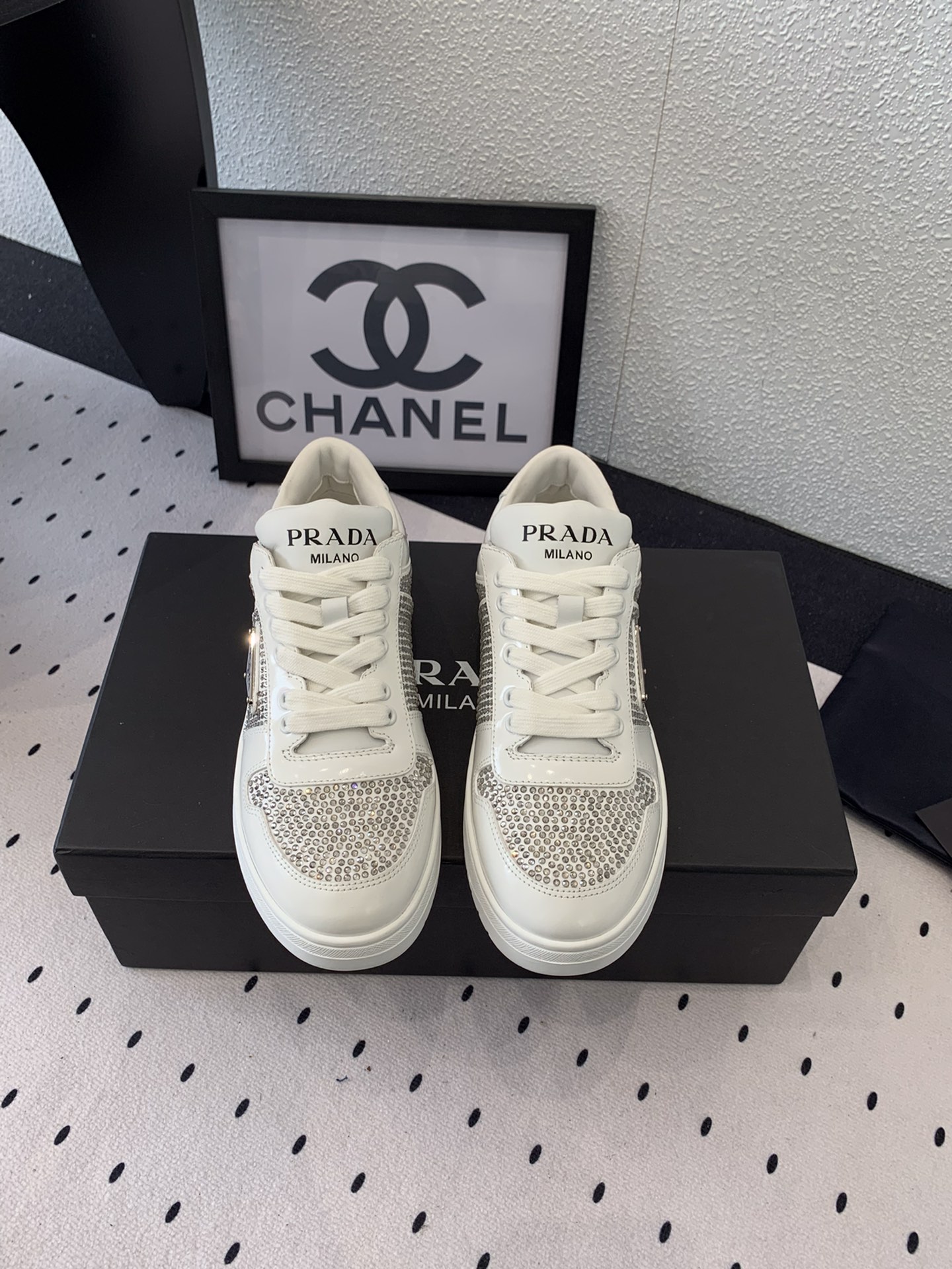 NO:247609,Men's Size 10 Prada New Couple Casual Shoes Top Original 1:1 Version Compare any version of the market Imported cowhide diamond upper Original hardware buckle Cowhide inner footbed Original TPU outsole Size: 35-45, casual shoes/sports shoes, prada, sneakers, cowhide19860909男码10 Prada新款情侣休闲鞋 顶级原版1:1版本 可对比市场任意版本 进口牛皮钻鞋面 原版五金扣 牛皮内里垫脚 原版TPU大底 Size: 35-45,休闲鞋/运动鞋,prada,sneakers,cowhide,Women's Shoes