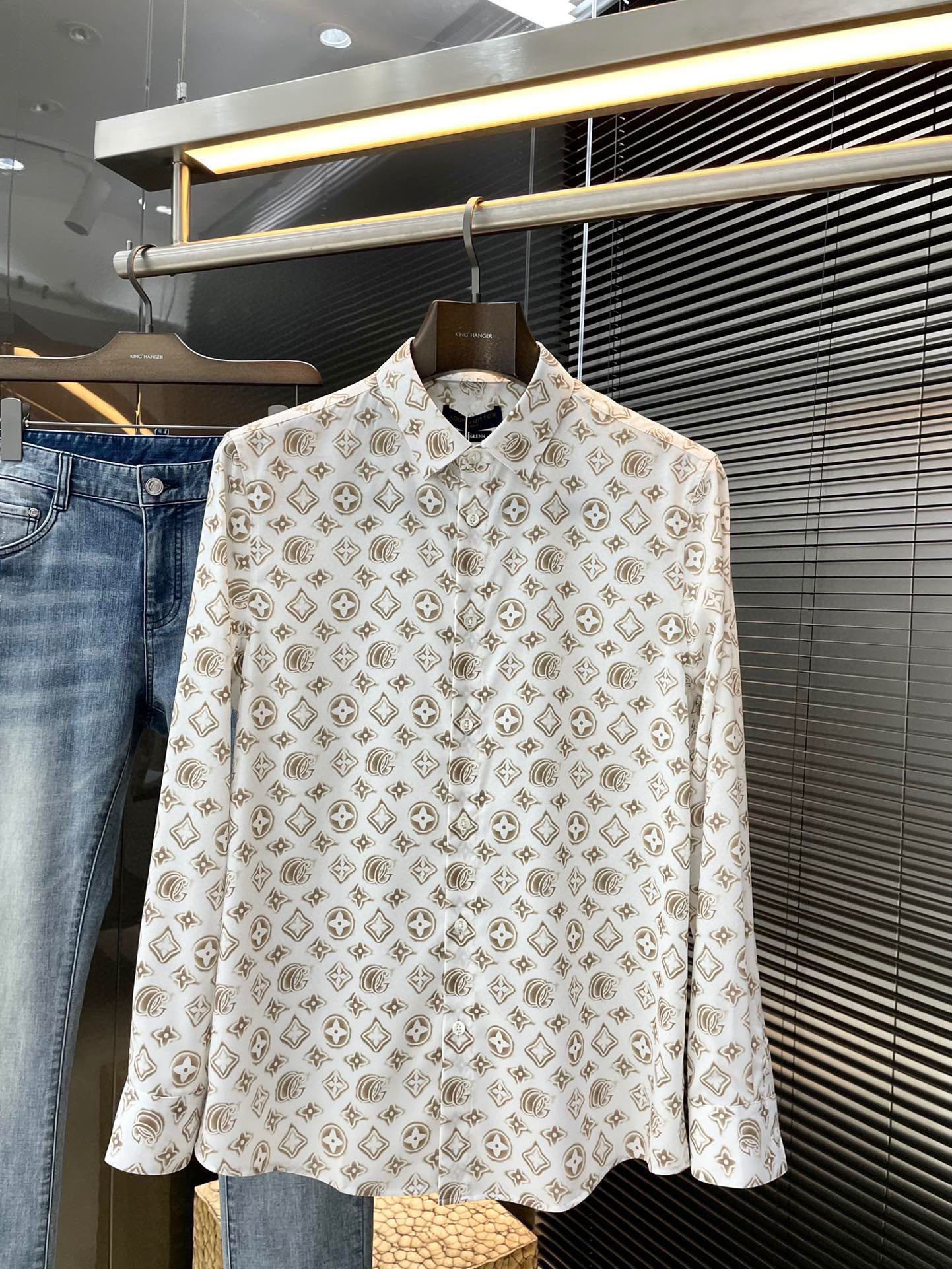 NO:138197,LOUIS VUITTON (Louis Vuitton) Spring 2025 new product, same style as celebrities. While reinterpreting classic elements, the latest trendy accessories are favored by fashion people. The simple style makes you more personalized, and the cotton fabric shows an elegant and gentlemanly style. The special shirt fabric presents you with a different hi-tail shirt. It is soft and skin-friendly, with a smooth and delicate touch, straight dress, and a SLIM FIT tailored. It is absolutely crisp and handsome! It is a slim style. It is a good choice for versatile daily or business occasions. It is high-quality, perfect and handsome in business and casual! Size 48-56 Shipping the next day, louis vuitton,louis vuitton,shirts,alexander wang19860909LOUIS VUITTON（路易威登） 2025春季新品 明星同款 重新诠释经典元素的同时,最新潮流配饰 时尚人士的青睐 简约的风格令您更具个性,棉面料展现典雅绅士风范.特殊的衬衫面料为你呈现不一样的高定衬衣 绵软亲肤,手感柔滑细腻,穿着笔挺,剪裁属于SLIM FIT 绝对挺括帅气的版型！属于修身款式 百搭日常或者商务场合都是很好的选择,高品质的,商务休闲完美帅气驾驭！尺码48-56 隔天出貨,,louis vuitton,louis vuitton,shirts,alexander wang,Men's clothing