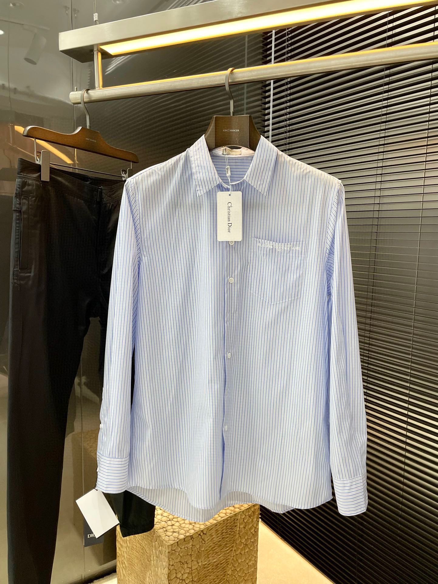 NO:138202,Dior-2025 Early Spring New Striped Shirt This shirt is a new product for spring 2025. It is decorated with the classic Christian Dior Rue Francois 1er Paris 1947 print, paying tribute to Dior's heritage with important years and historical address. It is carefully crafted from blue cotton poplin, decorated with stripes, oversized design, and matched with breast patch pockets and arc hem. It can be matched with various trousers this season to create a modern and fashionable look Christian Dior Rue Francois 1er Paris 1947 Printed collar: 6.5 cm patch pocket Mother-of-pearl button cotton High quality Size 46.48.50.52,,dior,dior,shirts,alexander wang19860909Dior-（迪奥）2025早春新款条纹衬衣这款衬衫是2025春季新品,饰以经典的Christian Dior Rue Francois 1er Paris 1947印花,以Dior的重要年份和富有历史意义的地址向Dior承传致敬.采用蓝色棉府绸精心制作,饰以条纹,超大版型设计,搭配胸前贴袋和圆弧式下摆.可与本季各式长裤搭配,打造现代时尚的造型 Christian Dior Rue Francois 1er Paris 1947 印花衣领:6.5厘米贴袋 珍珠母贝纽扣棉 高品质 尺码46.48.50.52,,dior,dior,shirts,alexander wang,Men's clothing