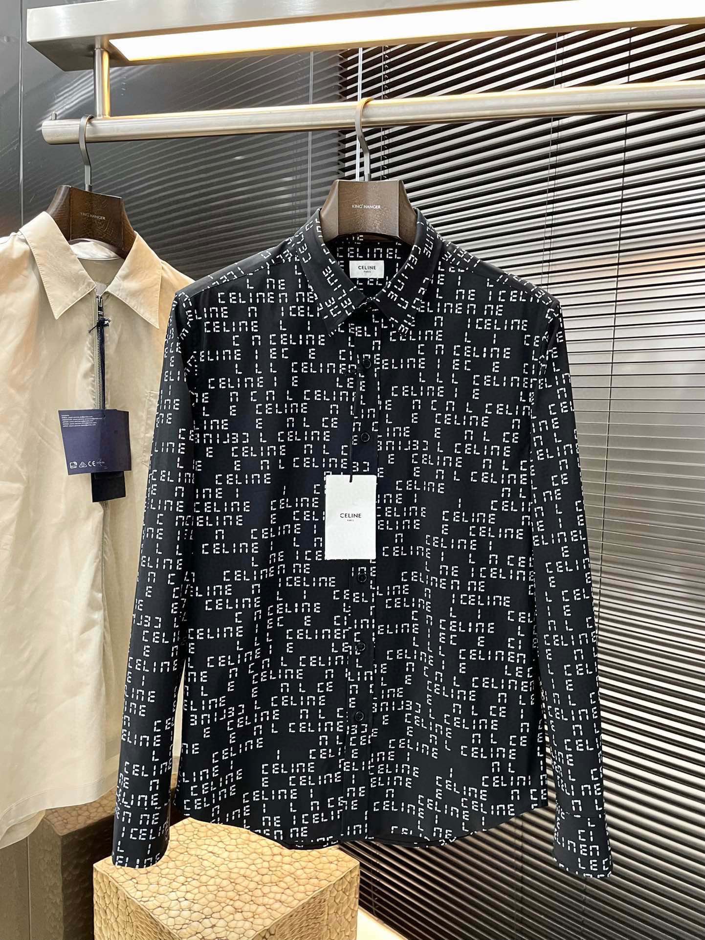 NO:138209,CELINE 2025 spring and summer new original wide-shaped shirt for men's full-frame logo digital silkscreen jacquard decorative casual shirt!  Leading official website release!  A shirt with super high texture, both grade and fashion sense. It is made of pure cotton fabric with a soft and delicate feel, making it impossible to pick up. The fabric is comfortable and breathable, and the cool and refreshing feeling is extremely skin-friendly. It can be used alone in the exterior. It is a must-have item for street fashion men. Size 39.40.41.42, celine, celine, shirts, alexander wang19860909CELINE（赛琳）2025春夏新款原版打造阔型版衬衣男款满幅标识数码丝印提花装饰休闲衬衫！领先官网发售！质感超高一款衬衫,档次与时尚感兼备 纯棉面料倾力打造而成,柔软细腻的手感,让人无法挑剔,面料舒适透气,冰冰凉的清爽感极为亲肤 单穿外搭都可驾驭,街头潮男必备单品 尺码39.40.41.42,,celine,celine,shirts,alexander wang,Men's clothing