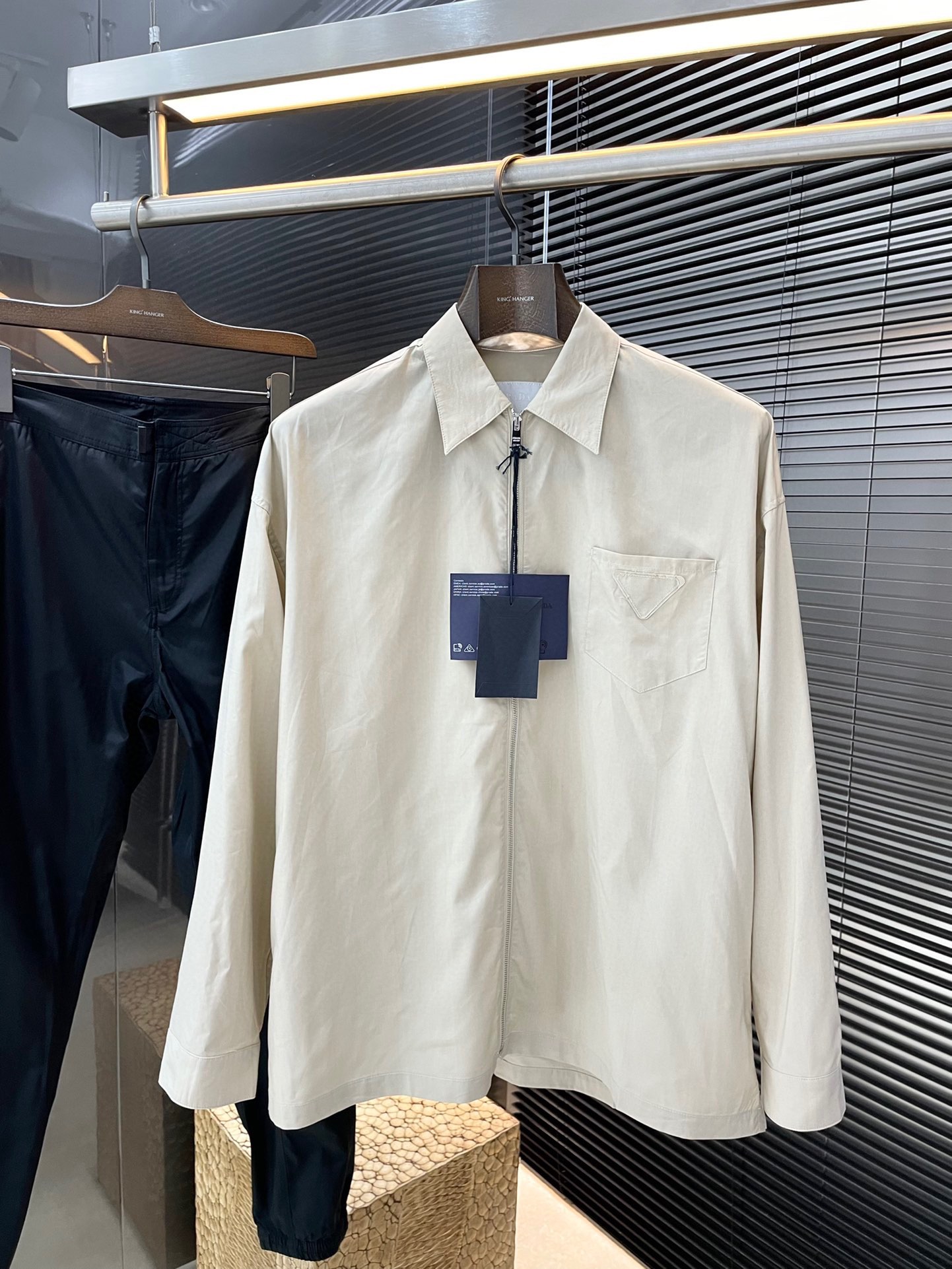 NO:138217,PRADA- (Prada) Spring and summer new counters are synchronized with new men's long-sleeved zipper shirt custom original hardware zipper design. All configurations are top-notch custom-made, counter custom fabrics are breathable and comfortable, impeccable details, brand elements design concept, reflecting high quality. They feel delicate and soft!  Present casual cut, the upper body style is excellent Size S—XL,,prada,prada,shirts,alexander wang19860909PRADA-（普拉达） 春夏新款专柜同步新款男士长袖拉链衬衫定制原版五金拉链设计,所有配置都是顶级定制,专柜定制面料 透气舒适度高,细节无可挑剔,品牌元素设计理念,体现高品质.手感细腻柔软！呈现休闲裁剪,上身版型超赞 尺码Ｓ—XL,,prada,prada,shirts,alexander wang,Men's clothing