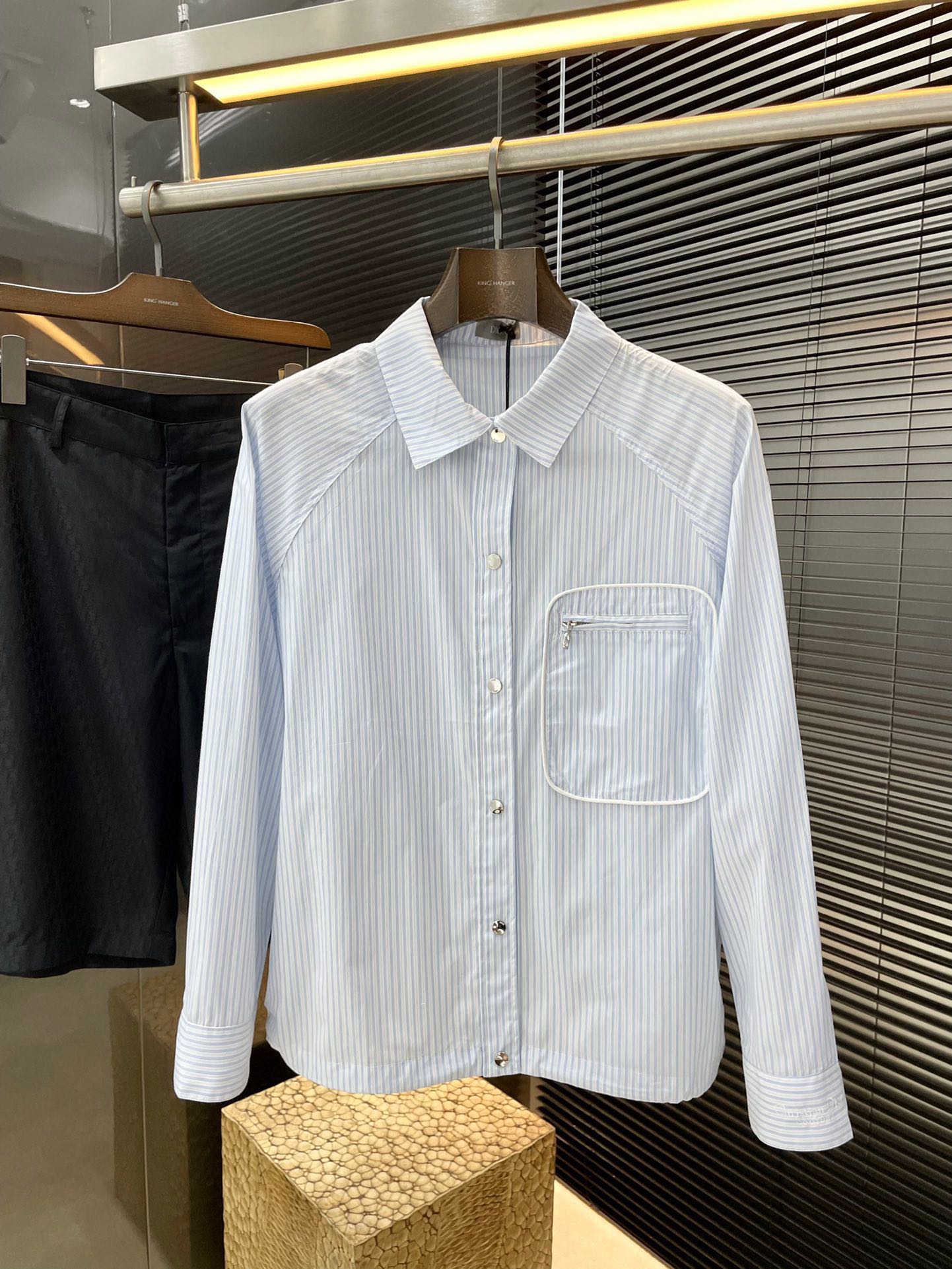 NO:138226,Dior- (Dior) new shirt, this shirt is a classic piece. It is carefully crafted from white cotton and mulberry silk-blend poplin fabric, paired with blue stripes, ragdoll sleeves, and embroidered with Christian Dior Couture on the cuffs, patch pockets on the chest, CD zipper closures and drawstrings. The style is novel and fashionable, and can be easily matched with trousers or jeans to create a casual look. The upper body is very comfortable and versatile. Size 46 48 50 52,,dior,dior,jeans,shirts,alexander wang19860909Dior-（迪奥）新款衬衫,这款衬衫全新演绎了经典单品.采用白色棉质和桑蚕丝混纺府绸面料精心制作,搭配蓝色条纹,插肩袖设计,袖口饰以Christian Dior Couture 刺绣,胸前饰以贴袋,搭配CD拉链开合和抽绳.款式新颖时尚,可与长裤或牛仔裤轻松搭配,打造休闲造型.上身非常舒适百搭 尺码46 48 50 52,,dior,dior,jeans,shirts,alexander wang,Men's clothing