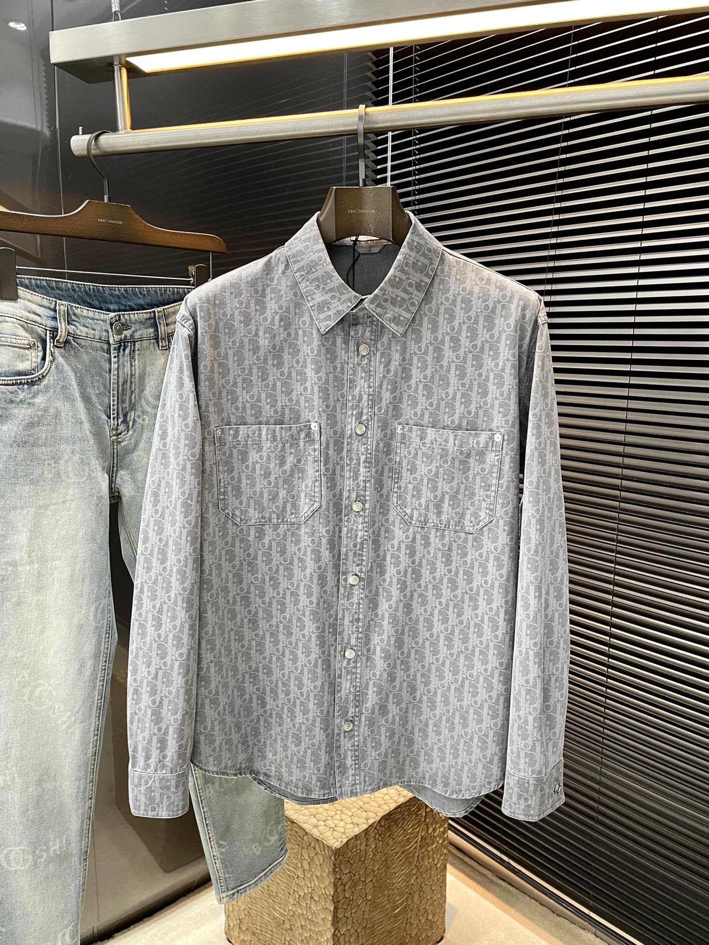 NO:138234,Dior- (Dior) new jacquard shirt, this shirt is decorated with Oblique prints, and a new interpretation of Dior's classic patterns. It is carefully crafted in gray and light blue cotton denim, with patch pockets on the chest and the buttons are decorated with Dior logo. The unique and simple design is novel and unique, highly recommended!  39 40 41 42,,dior,dior,shirts,alexander wang19860909Dior-（迪奥）新款提花衬衫,这款衬衫通体饰以Oblique 印花,全新演绎Dior的经典图案.采用灰色和浅蓝色棉质牛仔布精心制作,胸前带有贴袋,纽扣饰以 Dior 标志.别出心裁的简约设计,款式新颖别致,强烈推荐！码数39 40 41 42,,dior,dior,shirts,alexander wang,Men's clothing