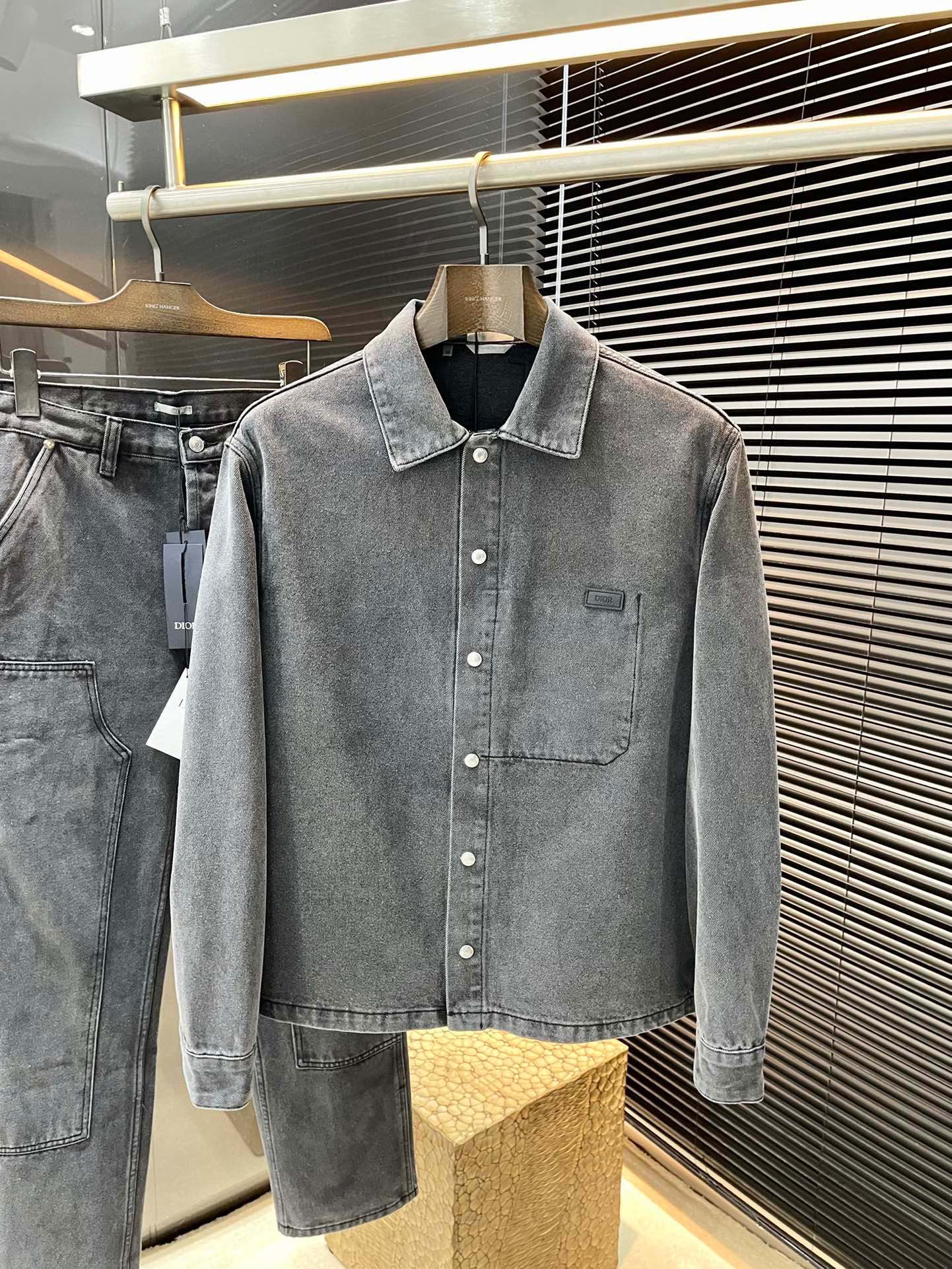 NO:138241,Dior-same spring counter, a super popular brand this year!  Celebrities from all walks of life are chasing them crazy!  Denim jacket, a must-have item in spring. It is very handsome, very versatile, with a fashionable logo, and a stylish upper body. Standard accessories for handsome men. Number of numbers 46-52,,dior,dior,jackets & coats,alexander wang19860909Dior-（迪奥）春季专柜同款,今年超级热门的品牌！各路明星小鲜肉疯狂追逐！牛仔外套,春季必备良品 帅气十足,十分百搭,logo个性时尚,上身有型 型男的标配品 码数46-52,,dior,dior,jackets & coats,alexander wang,Men's clothing