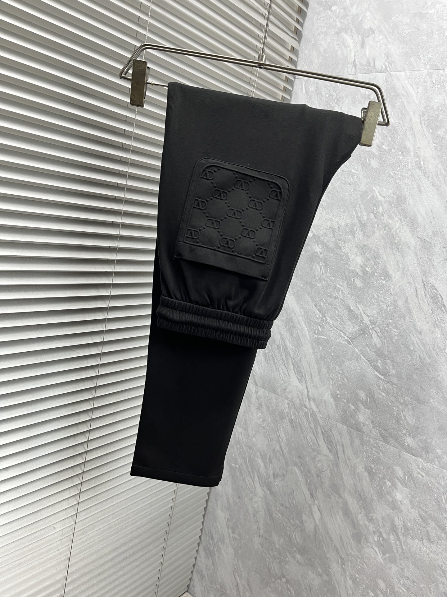 NO:431406,Valentine... The 2025ss Spring and Summer counter has a hot casual pants. This season must be versatile styles. The upper body is extremely outstanding and super versatile. The original version is 1:1 replica. The latest fashion element design of the counter, imported fixed woven high-quality European cotton fabric, the style is super good, and the casual and fashionable must be available!  Highly recommended model Size 29-38, valentino,alexander wang19860909华伦天……2025ss春夏专柜同步爆款休闲裤,本季必入百搭款式,上身极为出挑,超级百搭款 ,原版1:1复刻 专柜最新时尚元素设计,进口定织高品质欧棉面料,版型超好,休闲时尚必备！强烈推荐款 尺码 29-38,,valentino,alexander wang,Men's clothing