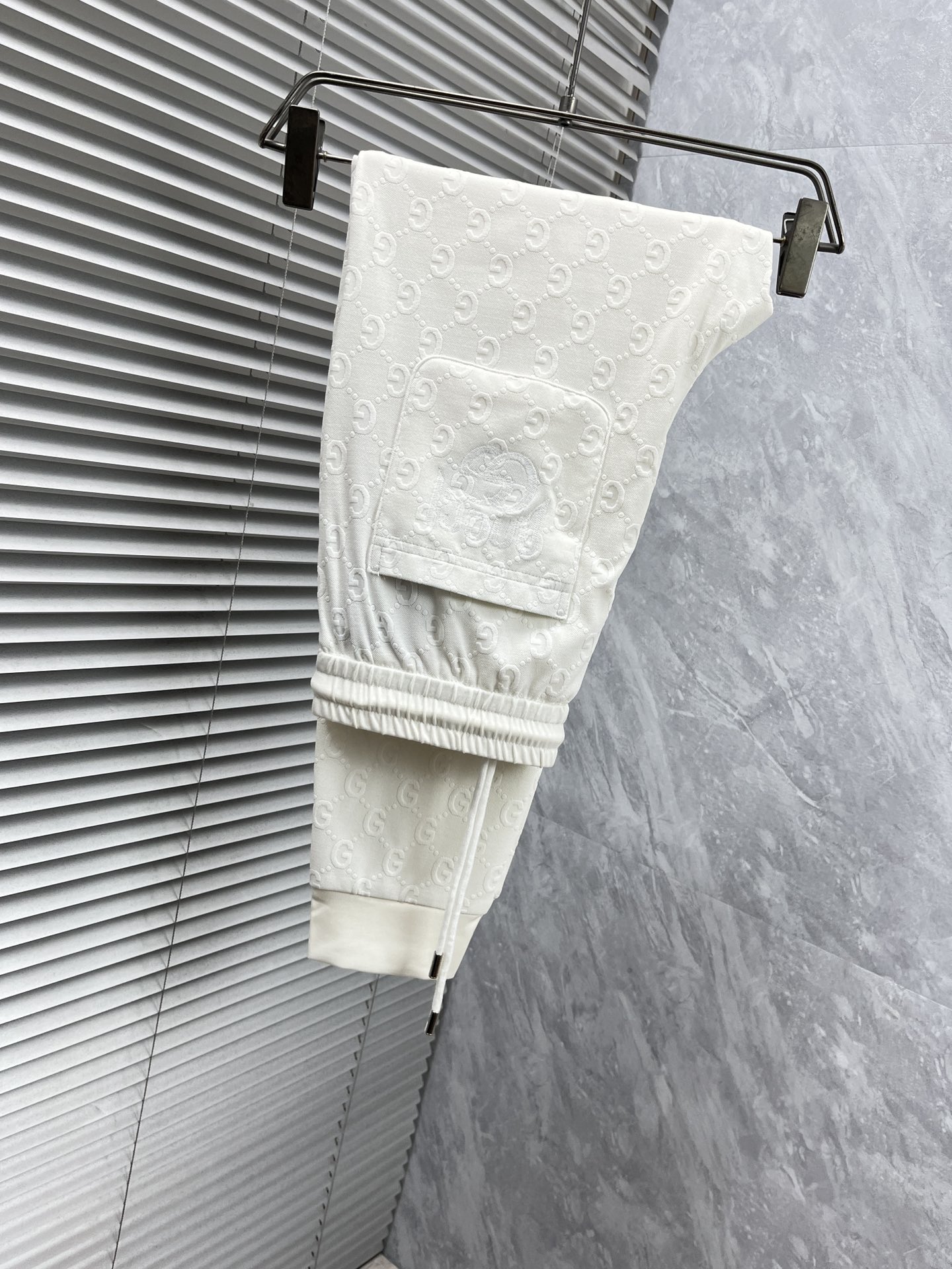 NO:431411,Ancient... The 2025ss Spring and Summer counter has a hot casual pants. This season must be versatile styles. The upper body is extremely outstanding and super versatile. The original version is 1:1 replica. The latest fashion element design of the counter, imported fixed woven high-quality European cotton fabric, the style is super good, and the casual and fashionable must be available!  Highly recommended model Size 29-38,,alexander wang19860909古……2025ss春夏专柜同步爆款休闲裤,本季必入百搭款式,上身极为出挑,超级百搭款 ,原版1:1复刻 专柜最新时尚元素设计,进口定织高品质欧棉面料,版型超好,休闲时尚必备！强烈推荐款 尺码 29-38,,alexander wang,Men's clothing