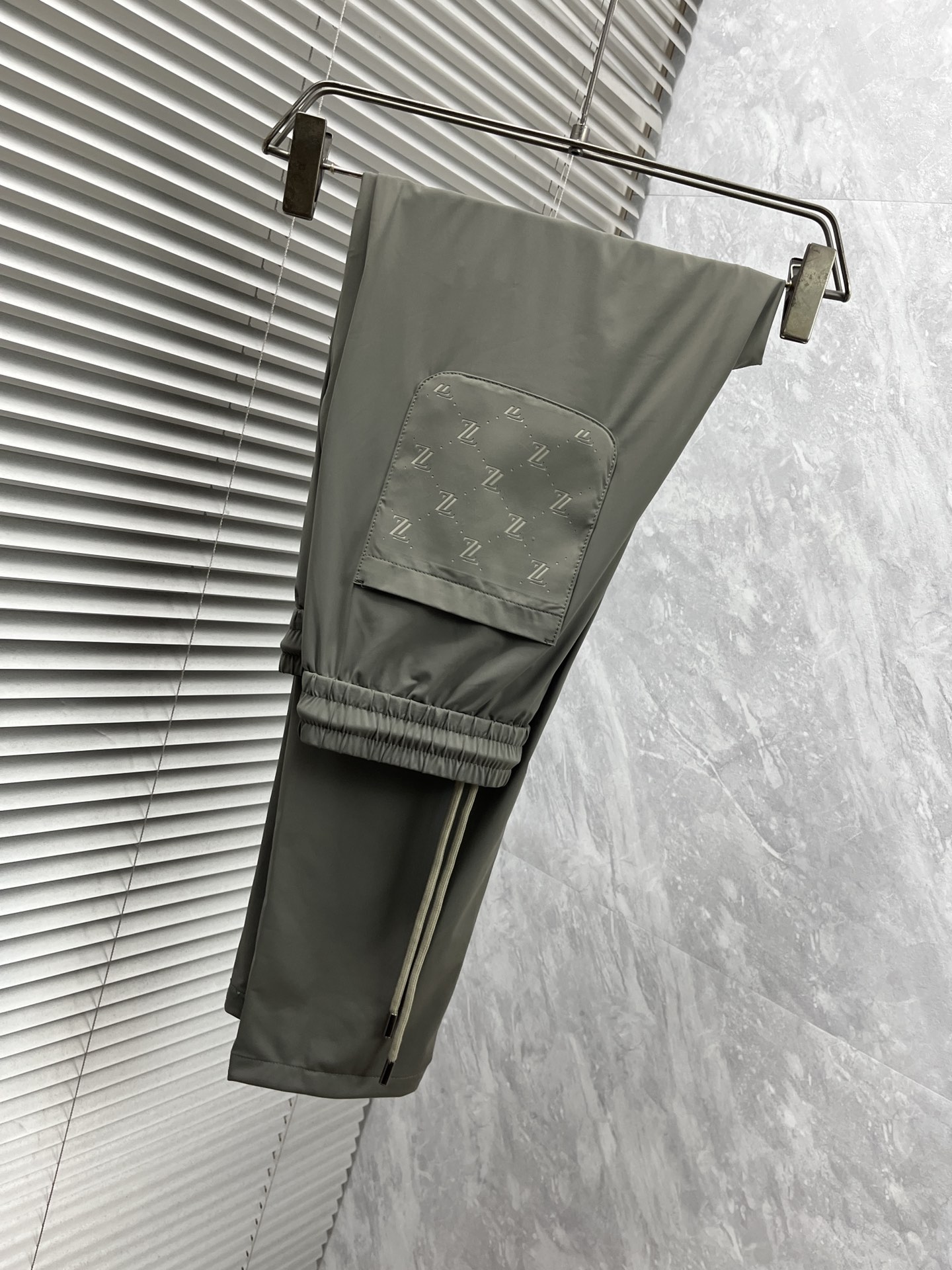 NO:431416,Jeni... The 2025ss Spring and Summer counter has a hot casual pants. This season must be versatile styles. The upper body is extremely outstanding and super versatile. The original version is 1:1 replica. The latest fashion element design of the counter, imported fixed woven high-quality European cotton fabric, the style is super good, and the casual and fashionable must be available!  Highly recommended model Size 29-38, zegna,alexander wang19860909杰尼……2025ss春夏专柜同步爆款休闲裤,本季必入百搭款式,上身极为出挑,超级百搭款 ,原版1:1复刻 专柜最新时尚元素设计,进口定织高品质欧棉面料,版型超好,休闲时尚必备！强烈推荐款 尺码 29-38,,zegna,alexander wang,Men's clothing