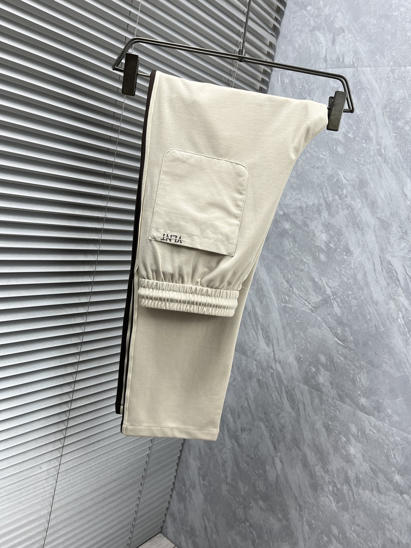 NO:431421,Valentine... The 2025ss Spring and Summer counter has a hot casual pants. This season must be versatile styles. The upper body is extremely outstanding and super versatile. The original version is 1:1 replica. The latest fashion element design of the counter, imported fixed woven high-quality European cotton fabric, the style is super good, and the casual and fashionable must be available!  Highly recommended model Size 29-38, valentino,alexander wang19860909华伦天……2025ss春夏专柜同步爆款休闲裤,本季必入百搭款式,上身极为出挑,超级百搭款 ,原版1:1复刻 专柜最新时尚元素设计,进口定织高品质欧棉面料,版型超好,休闲时尚必备！强烈推荐款 尺码 29-38,,valentino,alexander wang,Men's clothing