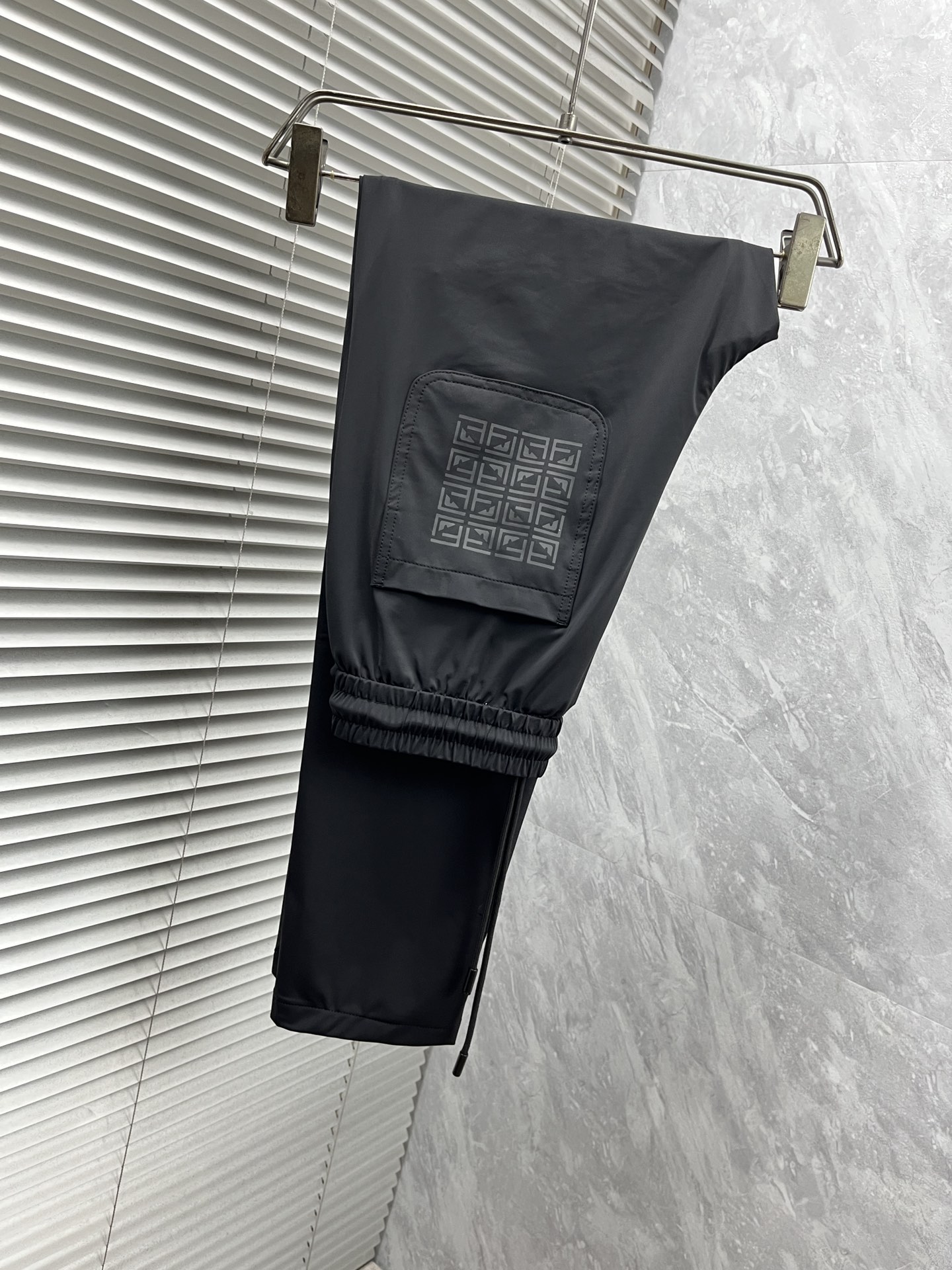 NO:431373,Fin... The 2025ss Spring and Summer counter has a hot casual pants. This season must be versatile styles. The upper body is extremely outstanding and super versatile. The original version is 1:1 replica. The latest fashion element design of the counter, imported fixed woven high-quality European cotton fabric, the style is super good, and the casual and fashionable must be available!  Highly recommended model Size 29-38,,alexander wang19860909芬……2025ss春夏专柜同步爆款休闲裤,本季必入百搭款式,上身极为出挑,超级百搭款 ,原版1:1复刻 专柜最新时尚元素设计,进口定织高品质欧棉面料,版型超好,休闲时尚必备！强烈推荐款 尺码 29-38,,alexander wang,Men's clothing