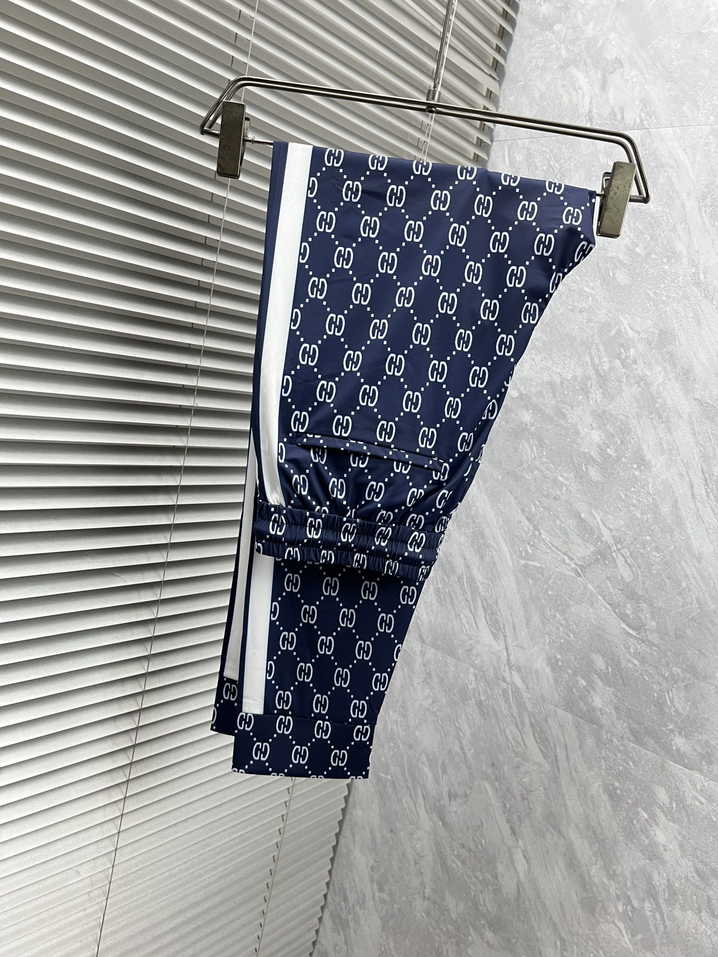 NO:431379,Ancient... The 2025ss Spring and Summer counter has a hot casual pants. This season must be versatile styles. The upper body is extremely outstanding and super versatile. The original version is 1:1 replica. The latest fashion element design of the counter, imported fixed woven high-quality European cotton fabric, the style is super good, and the casual and fashionable must be available!  Highly recommended model Size 29-38,,alexander wang19860909古……2025ss春夏专柜同步爆款休闲裤,本季必入百搭款式,上身极为出挑,超级百搭款 ,原版1:1复刻 专柜最新时尚元素设计,进口定织高品质欧棉面料,版型超好,休闲时尚必备！强烈推荐款 尺码 29-38,,alexander wang,Men's clothing