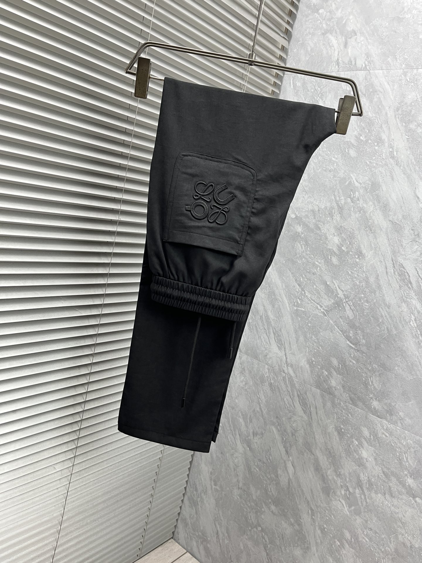 NO:431385,Luo Yi... The 2025ss Spring and Summer counter has a hot casual pants. This season must be versatile styles. The upper body is extremely outstanding and super versatile. The original version is 1:1 replica. The latest fashion element design of the counter, imported fixed woven high-quality European cotton fabric, the style is super good, and the casual and fashionable must be available!  Highly recommended model Size 29-38,,loewe,alexander wang19860909罗意……2025ss春夏专柜同步爆款休闲裤,本季必入百搭款式,上身极为出挑,超级百搭款 ,原版1:1复刻 专柜最新时尚元素设计,进口定织高品质欧棉面料,版型超好,休闲时尚必备！强烈推荐款 尺码 29-38,,loewe,alexander wang,Men's clothing