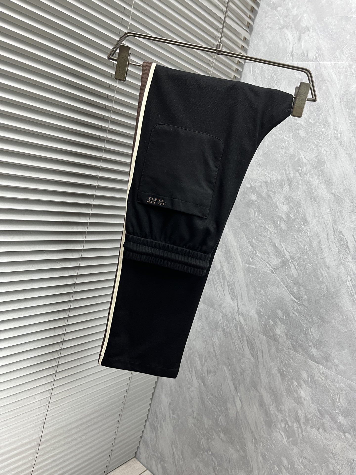 NO:431391,Valentine... The 2025ss Spring and Summer counter has a hot casual pants. This season must be versatile styles. The upper body is extremely outstanding and super versatile. The original version is 1:1 replica. The latest fashion element design of the counter, imported fixed woven high-quality European cotton fabric, the style is super good, and the casual and fashionable must be available!  Highly recommended model Size 29-38, valentino,alexander wang19860909华伦天……2025ss春夏专柜同步爆款休闲裤,本季必入百搭款式,上身极为出挑,超级百搭款 ,原版1:1复刻 专柜最新时尚元素设计,进口定织高品质欧棉面料,版型超好,休闲时尚必备！强烈推荐款 尺码 29-38,,valentino,alexander wang,Men's clothing