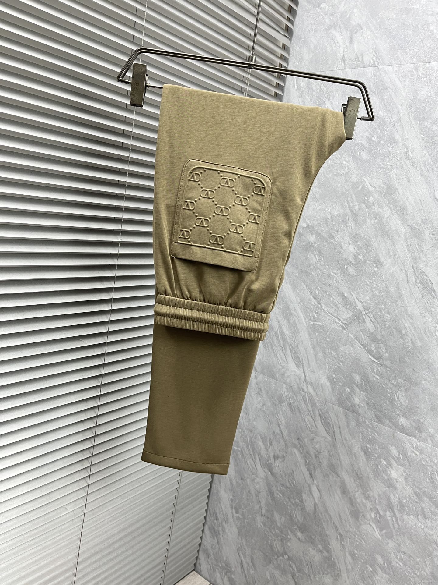 NO:431402,Valentine... The 2025ss Spring and Summer counter has a hot casual pants. This season must be versatile styles. The upper body is extremely outstanding and super versatile. The original version is 1:1 replica. The latest fashion element design of the counter, imported fixed woven high-quality European cotton fabric, the style is super good, and the casual and fashionable must be available!  Highly recommended model Size 29-38, valentino,alexander wang19860909华伦天……2025ss春夏专柜同步爆款休闲裤,本季必入百搭款式,上身极为出挑,超级百搭款 ,原版1:1复刻 专柜最新时尚元素设计,进口定织高品质欧棉面料,版型超好,休闲时尚必备！强烈推荐款 尺码 29-38,,valentino,alexander wang,Men's clothing