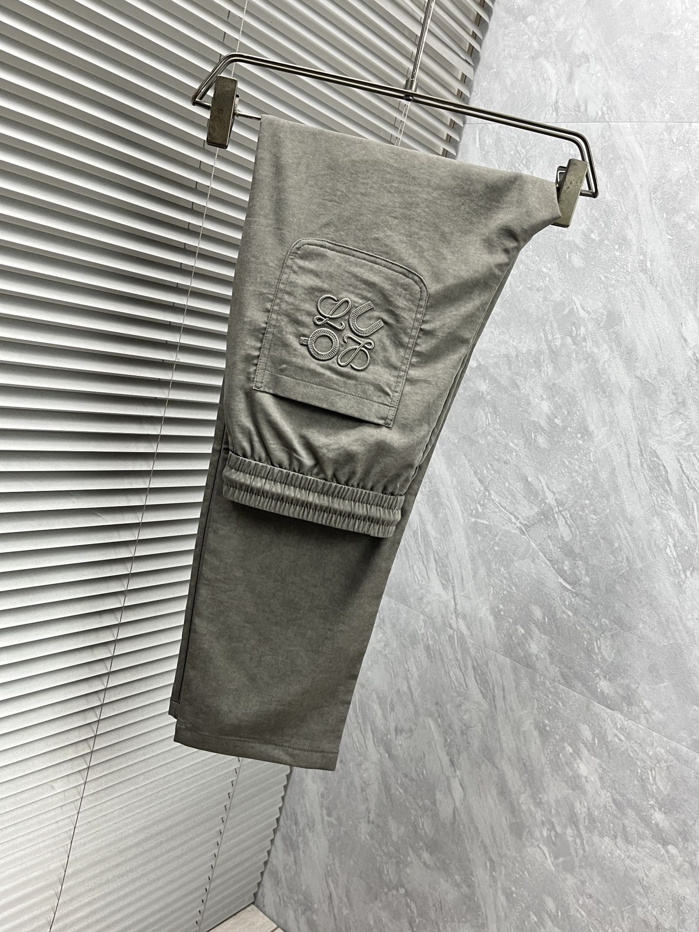 NO:431407,Luo Yi... The 2025ss Spring and Summer counter has a hot casual pants. This season must be versatile styles. The upper body is extremely outstanding and super versatile. The original version is 1:1 replica. The latest fashion element design of the counter, imported fixed woven high-quality European cotton fabric, the style is super good, and the casual and fashionable must be available!  Highly recommended model Size 29-38,,loewe,alexander wang19860909罗意……2025ss春夏专柜同步爆款休闲裤,本季必入百搭款式,上身极为出挑,超级百搭款 ,原版1:1复刻 专柜最新时尚元素设计,进口定织高品质欧棉面料,版型超好,休闲时尚必备！强烈推荐款 尺码 29-38,,loewe,alexander wang,Men's clothing