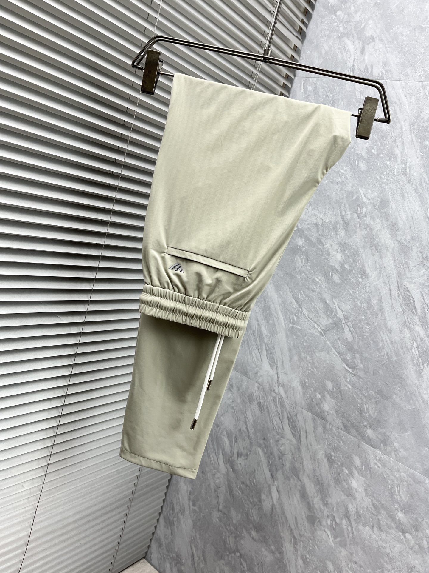 NO:431412,Ama... The 2025ss Spring and Summer counter has a hot casual pants. This season must be versatile styles. The upper body is extremely outstanding and super versatile. The original version is 1:1 replica. The latest fashion element design of the counter, imported fixed woven high-quality European cotton fabric, the style is super good, and the casual and fashionable must be available!  Highly recommended model Size 29-38,,alexander wang19860909阿玛……2025ss春夏专柜同步爆款休闲裤,本季必入百搭款式,上身极为出挑,超级百搭款 ,原版1:1复刻 专柜最新时尚元素设计,进口定织高品质欧棉面料,版型超好,休闲时尚必备！强烈推荐款 尺码 29-38,,alexander wang,Men's clothing