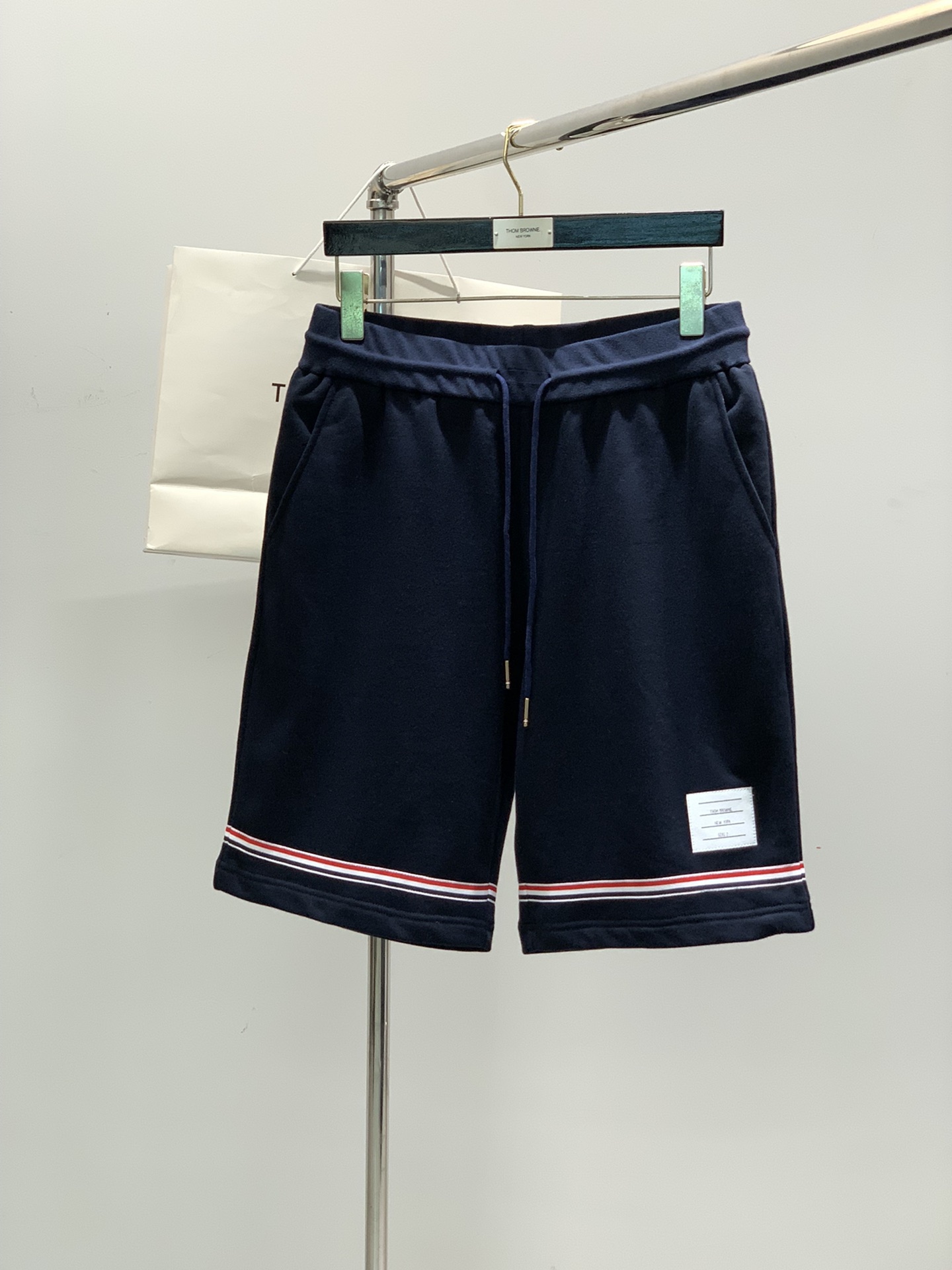 NO:138474,Clothes, Pants P, Thom Browne Tom Brown, the latest summer products, fashionable and casual suits, the counter is available at the same time, original singles are made of imported original fabrics, excellent comfort, top-level printing craft letter pattern logo, original hardware and auxiliary decoration, extremely high grade, calm and versatile, handsome and stylish upper body, 1-4, thom browne, alexander wang19860909衣服,裤子P,Thom Browne 汤姆·布朗 ,夏季最新品,时尚休闲套装,专柜同步有售,原单狠货,采用进口原版面料,舒适度极佳,顶级印花工艺字母图案logo,原版五金辅料装饰,档次极高,从容百搭,上身帅气有型,码数1-4,,thom browne,alexander wang,Men's clothing