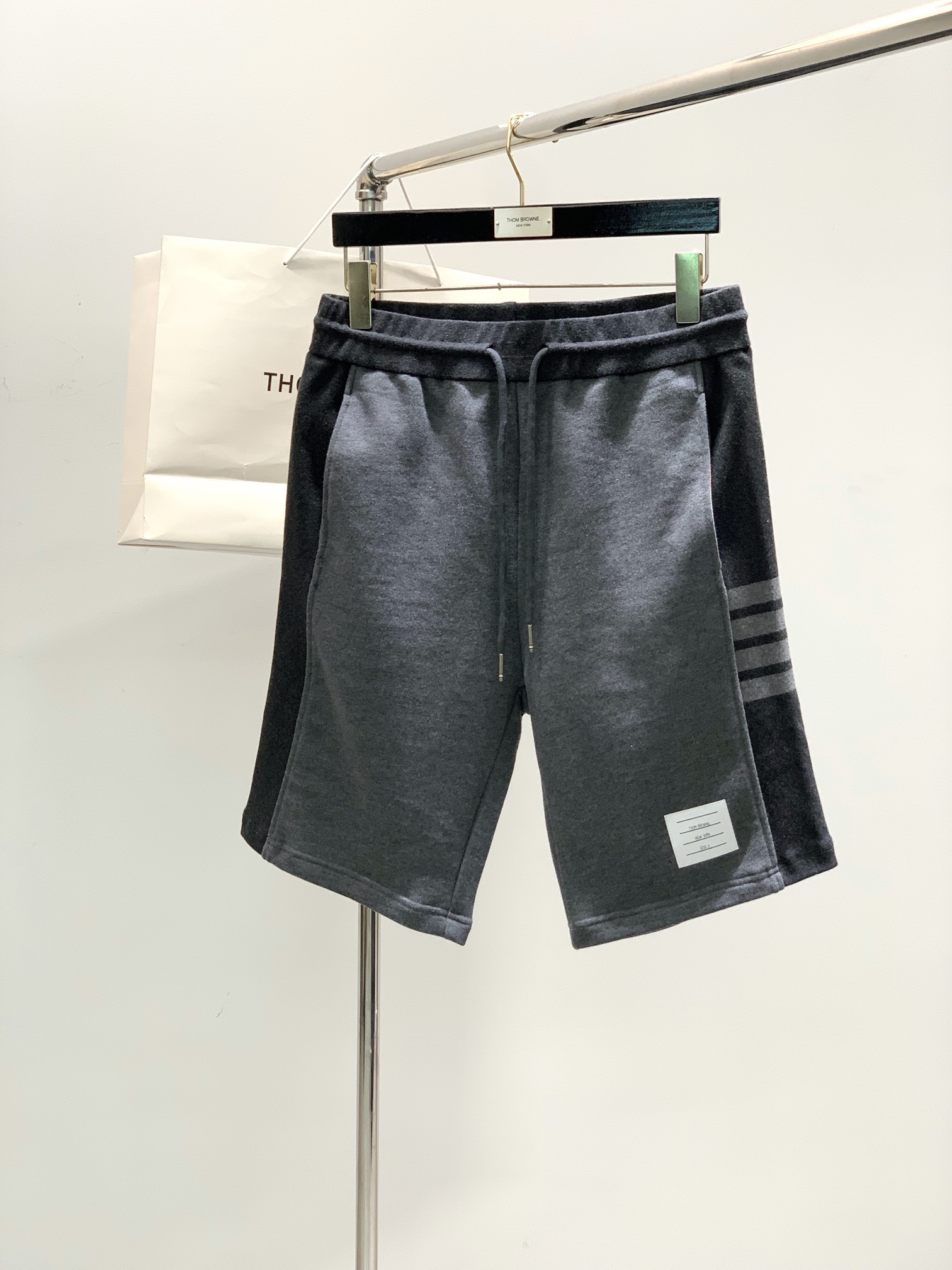 NO:138465,,Thom Browne The latest products in spring and summer, fashionable and casual shorts, available at the counter at the same time, original singles, imported original fabric, excellent comfort, top-grade printing craft letter pattern logo, original hardware accessories, extremely high grade, calm and versatile, handsome and stylish, 3 colors recommended, 1-4, thom browne, shorts, alexander wang19860909,Thom Browne 汤姆·布朗 春夏最新品,时尚休闲短裤,专柜同步有售,原单狠货,采用进口原版面料,舒适度极佳,顶级印花工艺字母图案logo,原版五金辅料,档次极高,从容百搭,上身帅气有型,3色推荐,码数1-4,,thom browne,shorts,alexander wang,Men's clothing