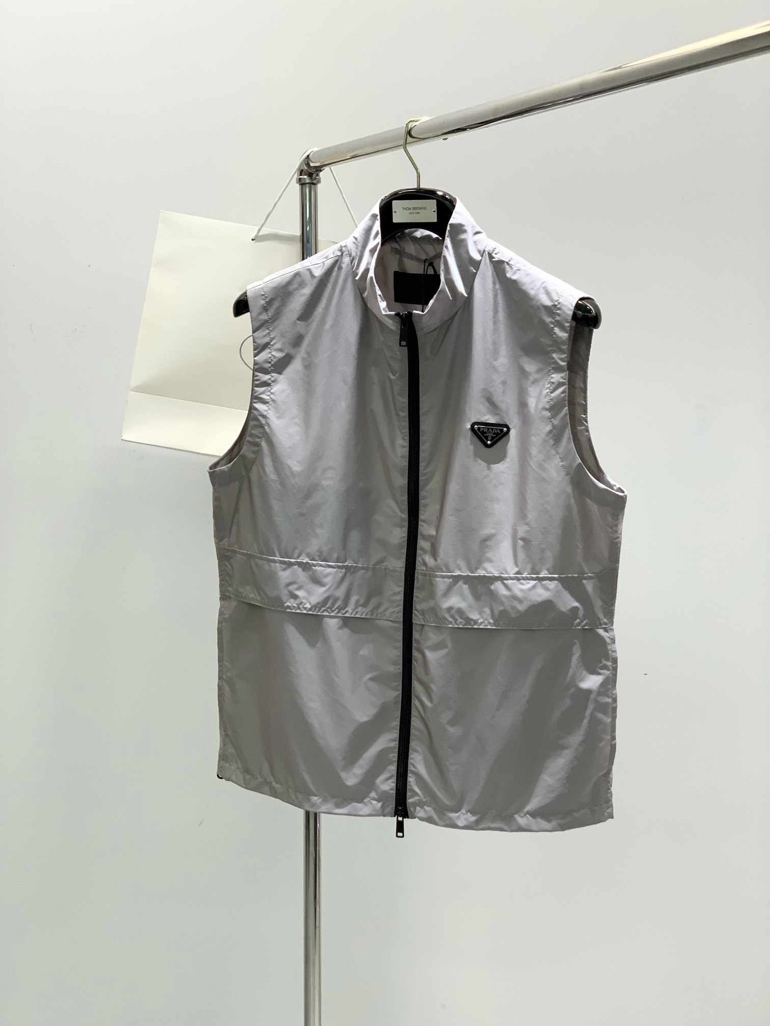 NO:154314,,PRADA Prada, the latest products in spring 2025, available at the same time for counters, fashionable and casual vests, imported original fabrics, extremely complex workmanship, the only channel that can be used as a purchasing agent level, top-level glue printing craft letter pattern logo, extremely high grade, comfortable and versatile, handsome and stylish upper body, 3 colors recommendation, code number M-3XL,,prada,prada,alexander wang19860909,PRADA 普拉达,2025春季最新品,专柜同步有售,时尚休闲马甲,进口原版面料,做工极为复杂,唯一可以做代购级别的渠道狠货,顶级印胶工艺字母图案logo,档次极高,舒适百搭,上身帅气有型,3色推荐,码数M-3XL,,prada,prada,alexander wang,Men's clothing