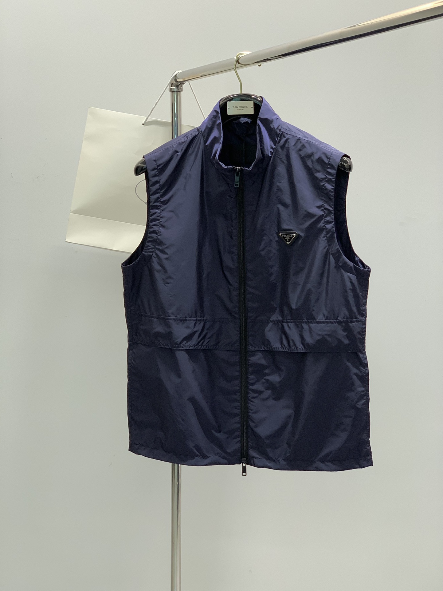 NO:138455,,PRADA Prada, the latest products in spring 2025, available at the same time for counters, fashionable and casual vests, imported original fabrics, extremely complex workmanship, the only channel that can be used as a purchasing agent level, top-level glue printing craft letter pattern logo, extremely high grade, comfortable and versatile, handsome and stylish upper body, 3 colors recommendation, code number M-3XL,,prada,prada,alexander wang19860909,PRADA 普拉达,2025春季最新品,专柜同步有售,时尚休闲马甲,进口原版面料,做工极为复杂,唯一可以做代购级别的渠道狠货,顶级印胶工艺字母图案logo,档次极高,舒适百搭,上身帅气有型,3色推荐,码数M-3XL,,prada,prada,alexander wang,Men's clothing