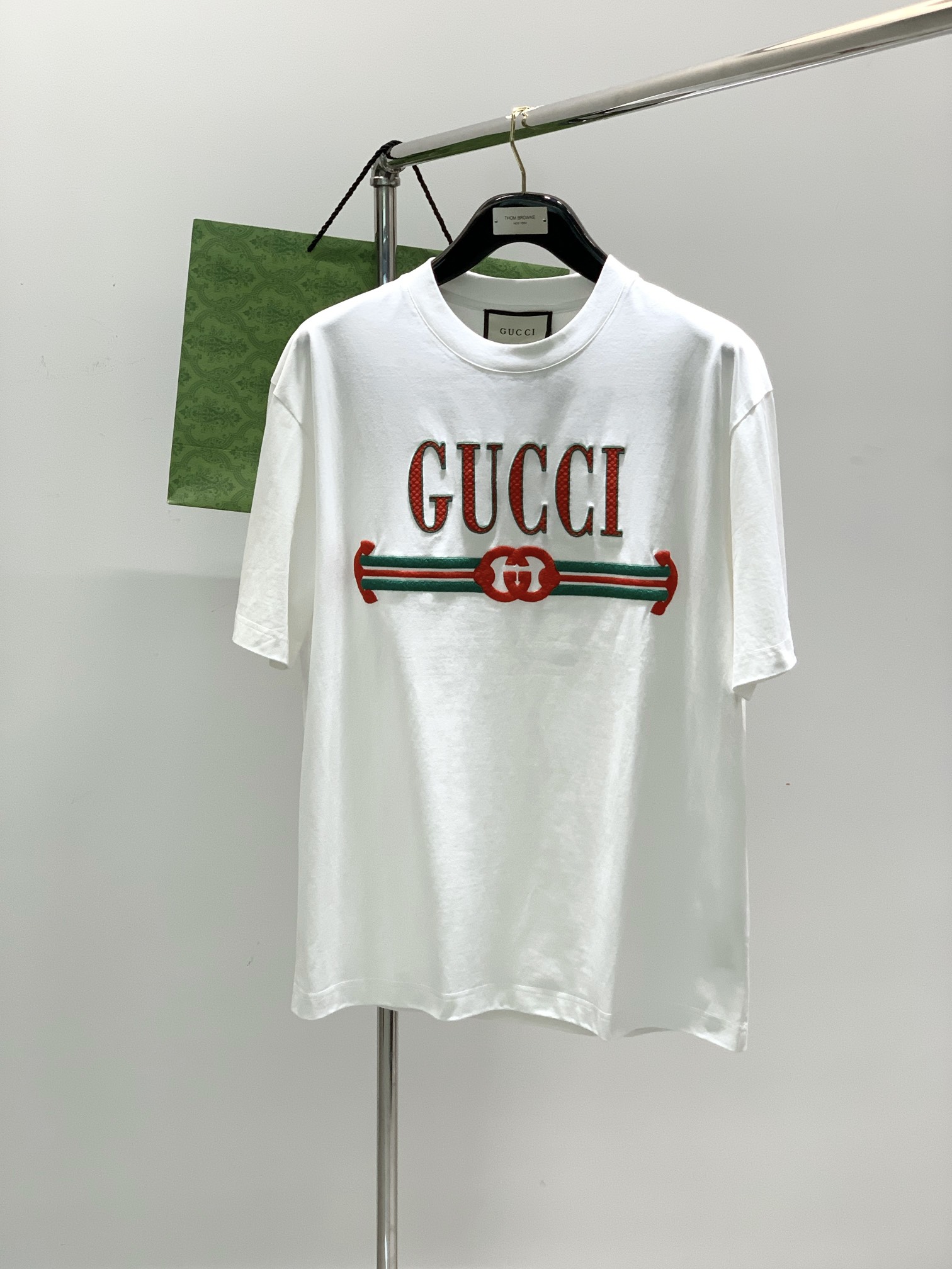 NO:138501,,Gucci, the latest model for summer 2025, available at the counter at the same time, original single product, fashionable and casual round neck short-sleeved T-shirt, very distinctive on the upper body!  Eye-catching and highlighted, imported original fabric, top-grade embroidery craft letter pattern decorative logo, simple but not lacking in fashion, classic and atmospheric, comfortable and breathable, handsome and stylish on the upper body, 2 colors recommended, code number m-3XL,,gucci,gucci,T-shirt,tees,t-shirt,alexander wang19860909,Gucci 古驰,2025夏季最新款,专柜同步有售,原单狠货,时尚休闲圆领短袖T恤,上身很有特点！吸睛而有亮点,进口原版面料,顶级刺绣工艺字母图案装饰Logo,简单而不失时尚,经典大气,舒适透气,上身帅气有型,2色推荐,码数m-3XL,,gucci,gucci,T-shirt,tees，t-shirt,alexander wang,Men's clothing
